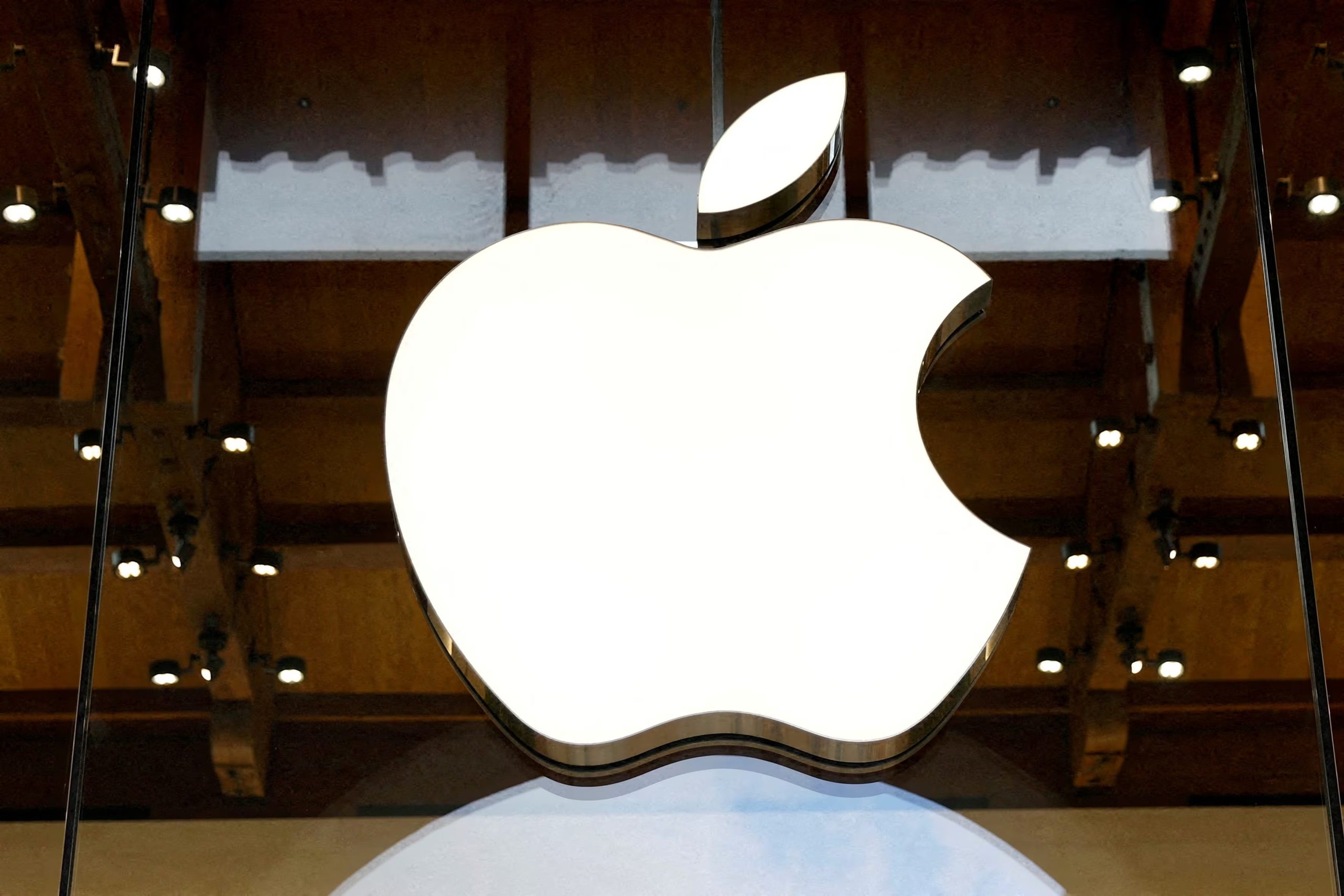 Apple da consejos sobre cómo reconocer si un mensaje de la compañía es real. REUTERS/Abdul Saboor/File Photo/File Photo