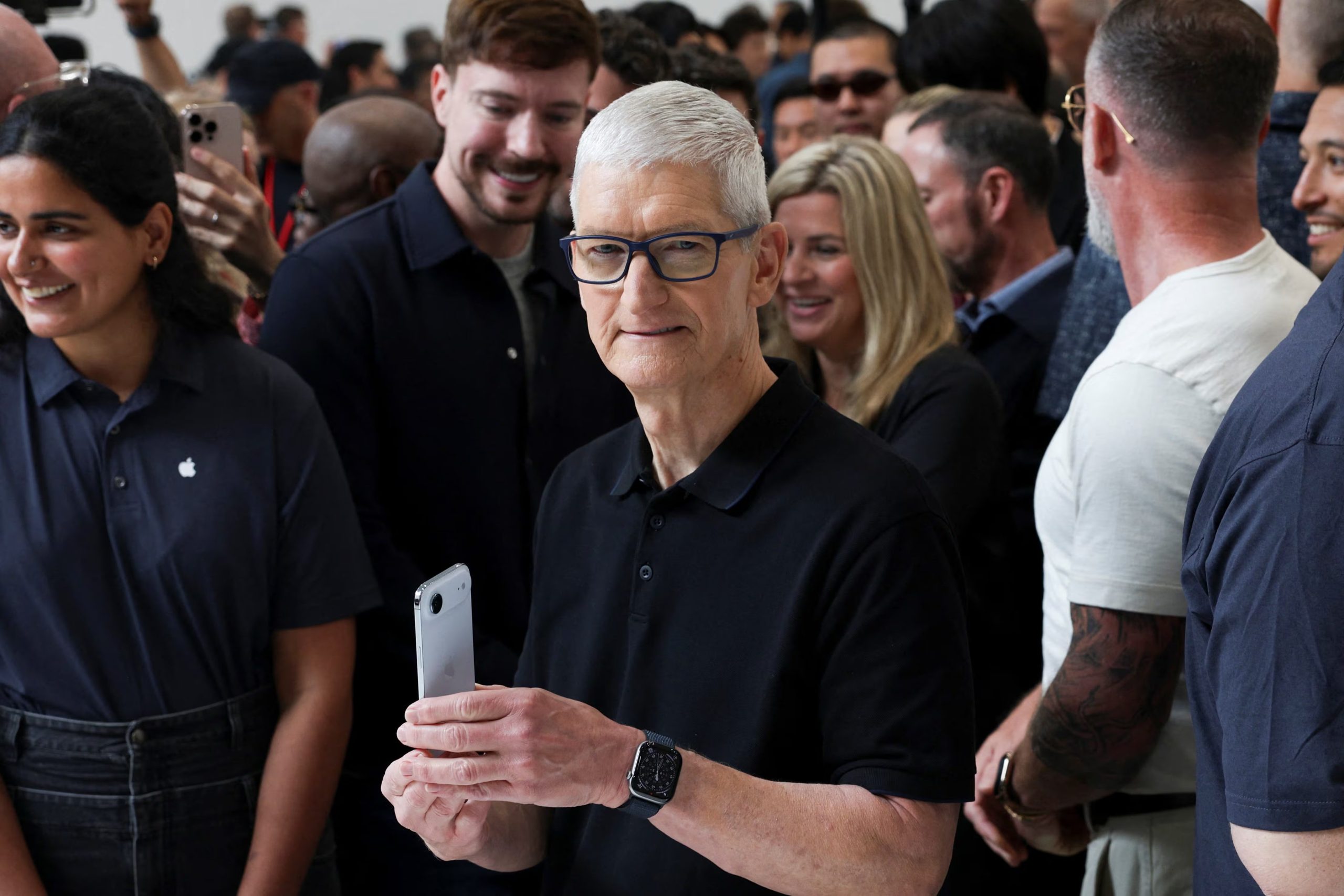 Tim Cook sostuvo una postura pragmática sobre inteligencia artificial y Apple lanzará en otoño una versión de Siri con tecnología de Google Gemini (REUTERS/Manuel Orbegozo)