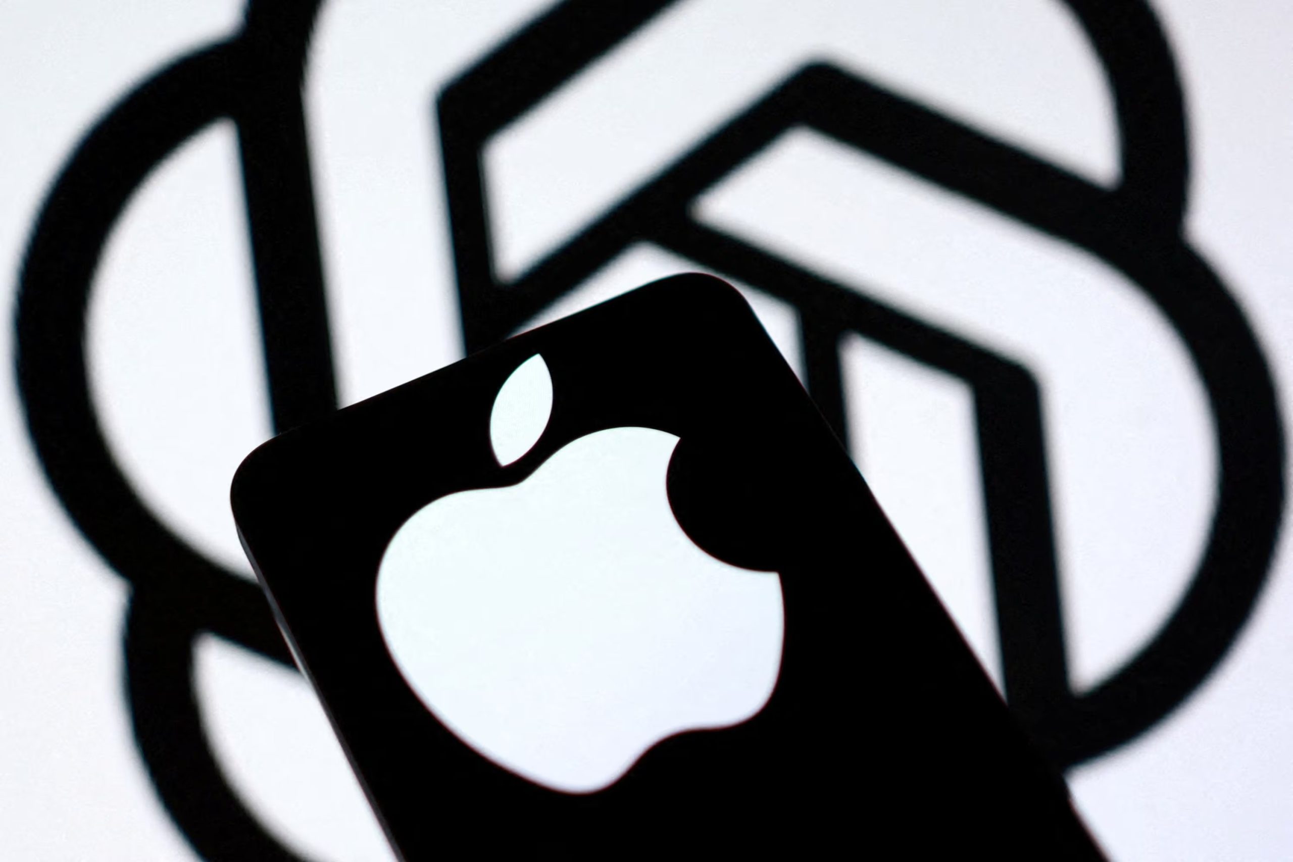 La acción legal también alcanza a la startup io, cofundada por Jony Ive, por su relación con el dispositivo de IA de OpenAI. (REUTERS/Dado Ruvic/Illustration/File Photo)