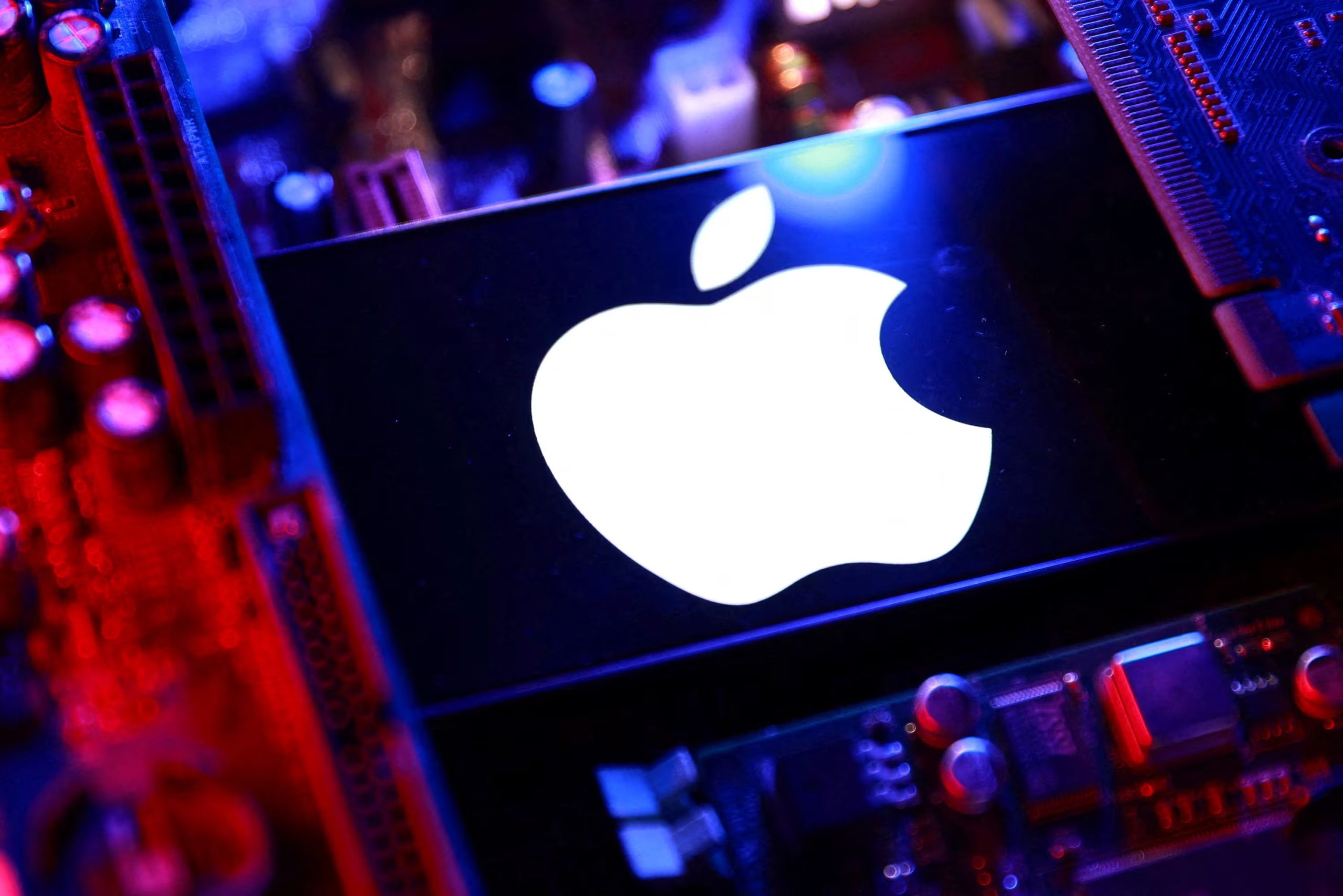 FOTO DE ARCHIVO: Un logo de Apple y una placa base de ordenador aparecen en esta ilustración creada el 25 de agosto de 2025. REUTERS/Dado Ruvic/lustración