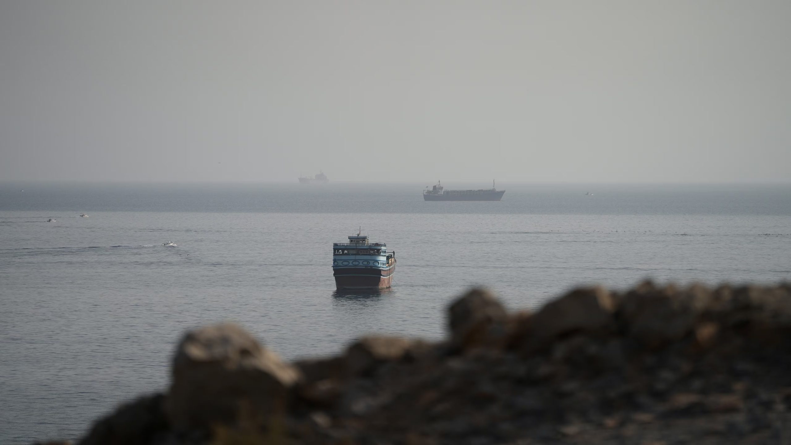 Embarcaciones en el estrecho de Ormuz, vistas desde Musandam, Omán, 3 de agosto de 2026. REUTERS/Stringer