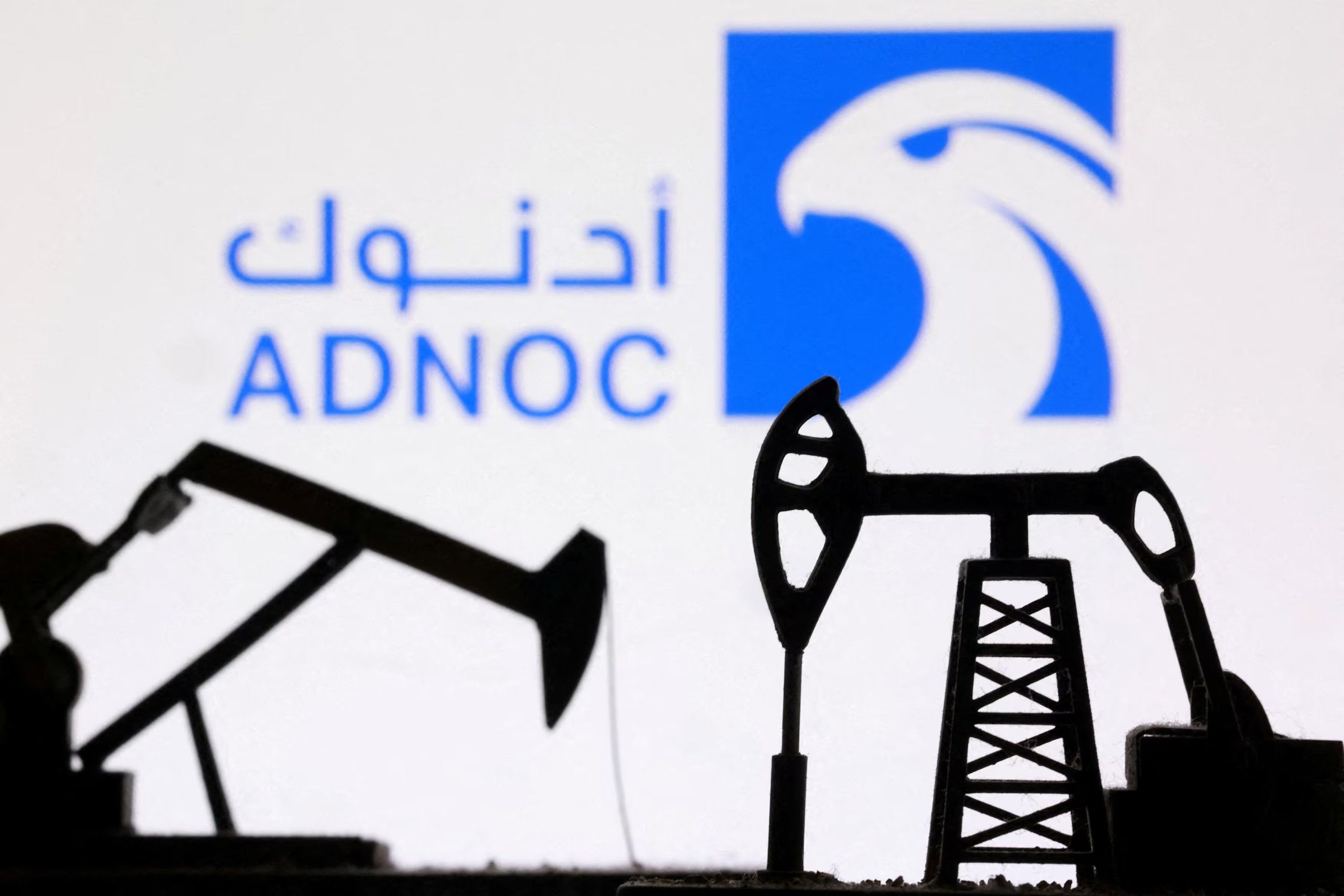 Bombas de extracción de petróleo impresas en 3D y el logotipo de la Compañía Nacional de Petróleo de Abu Dhabi (ADNOC). REUTERS/Dado Ruvic/Ilustración