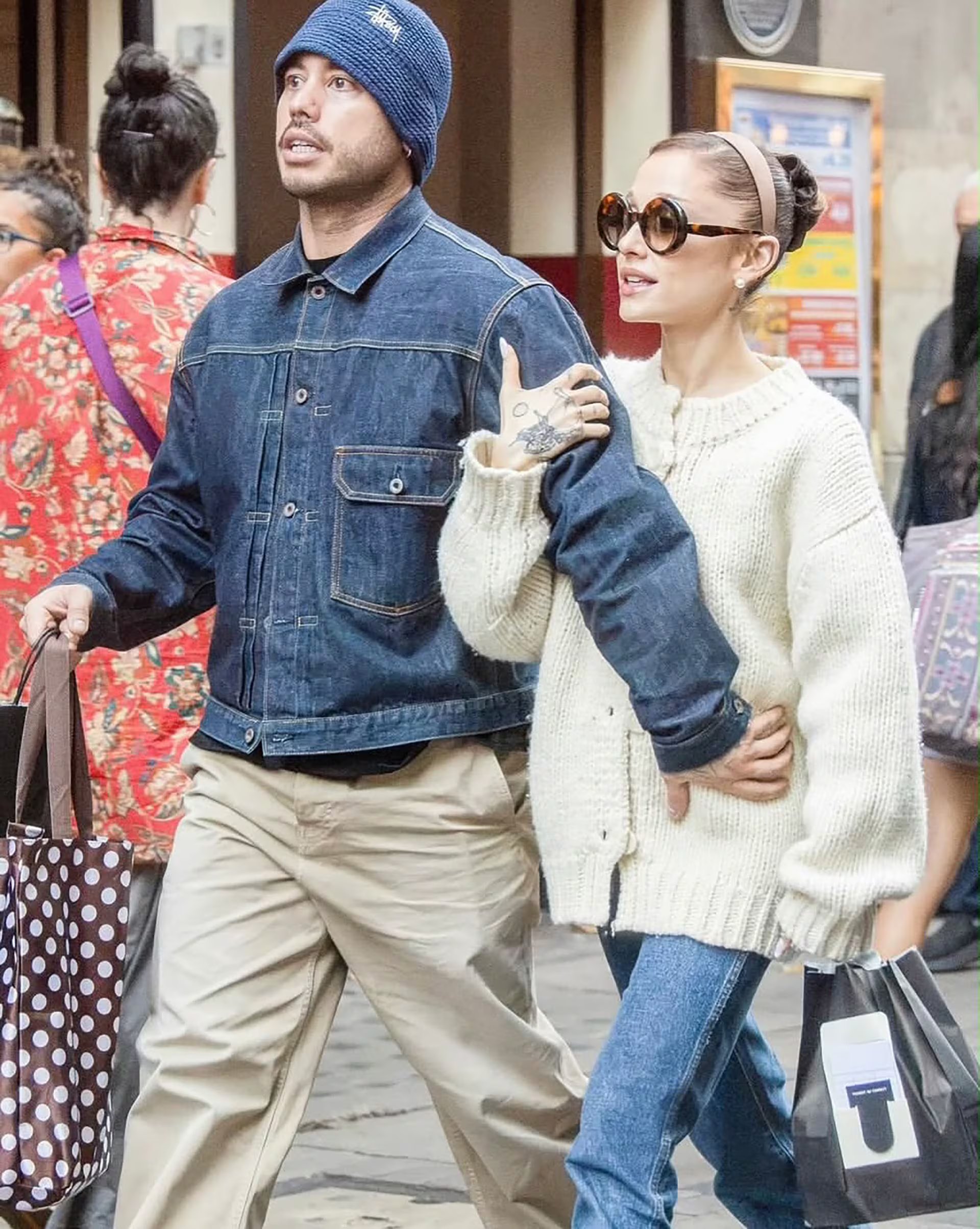 La cantante combina un cárdigan oversize crudo con denim claro en una silueta cómoda y pulida (arianagrandenewsbrasil)
