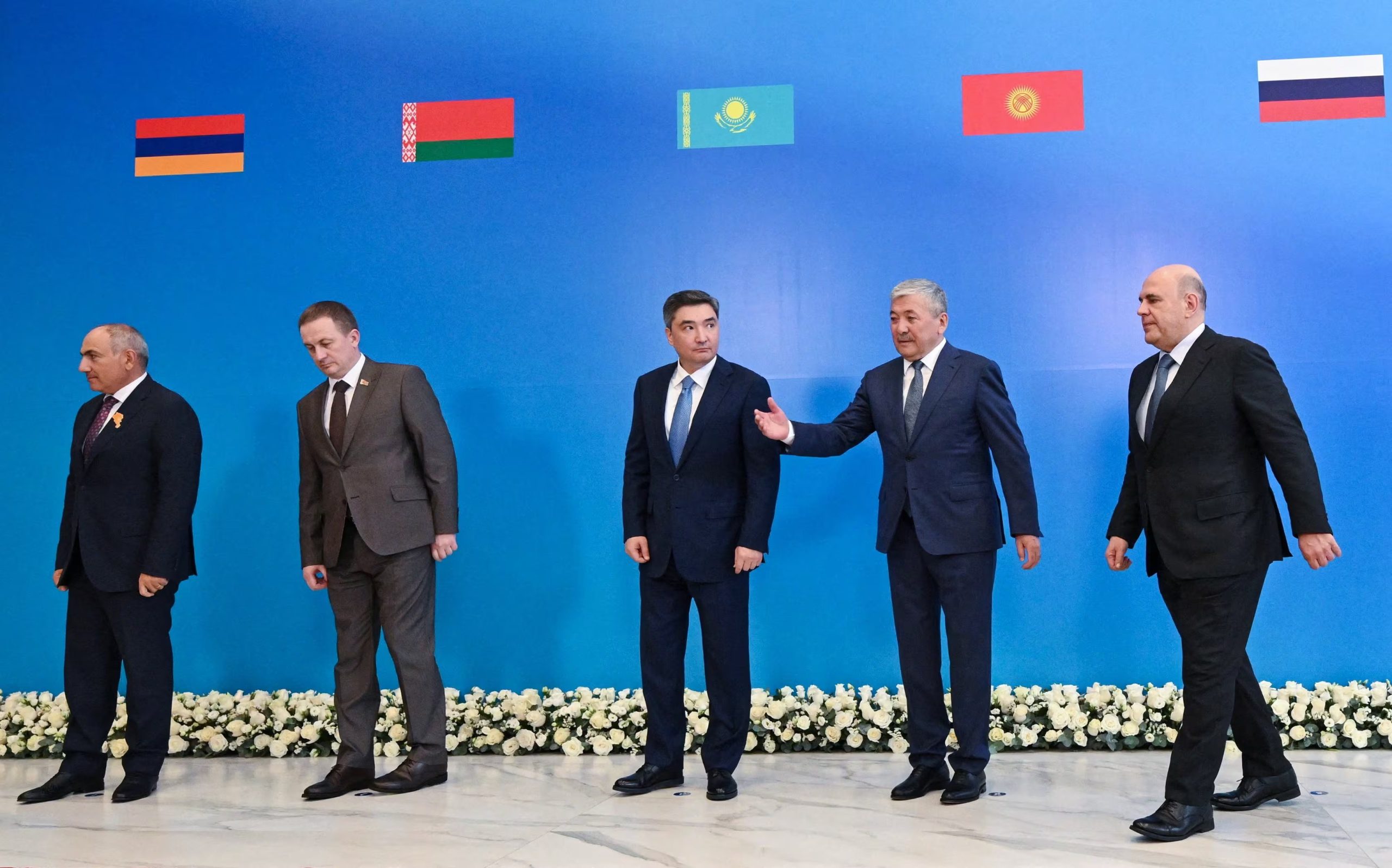 El primer ministro ruso, Mijaíl Mishustin, acompañado por el primer ministro armenio, Nikol Pashinián; el primer ministro bielorruso, Alexander Turchin; el primer ministro kazajo, Olzhas Bektenov, y el presidente del Gabinete de Ministros de Kirguistán, Adylbek Kasymaliev, asiste a una ceremonia fotográfica antes de una reunión del Consejo Intergubernamental Euroasiático en Kirguistán (Sputnik/Alexander Miridonov/Pool vía REUTERS/Archivo)
