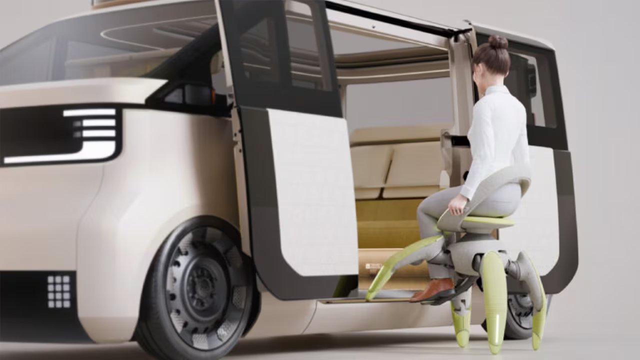 La silla robot Walk Me está inspirada en la locomoción animal para superar rampas, bordillos y diferencias de nivel en interiores y exteriores.