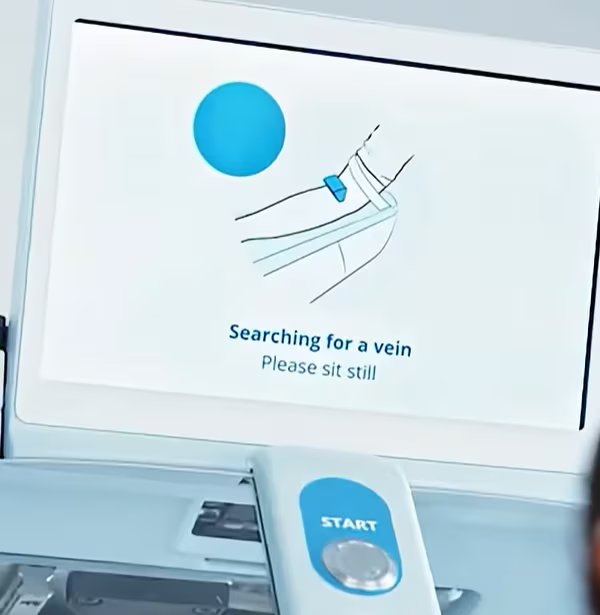 Antes de insertar la aguja, el dispositivo guía la posición del brazo y analiza la zona con imágenes en tiempo real para seleccionar un vaso apto (Captura de video)