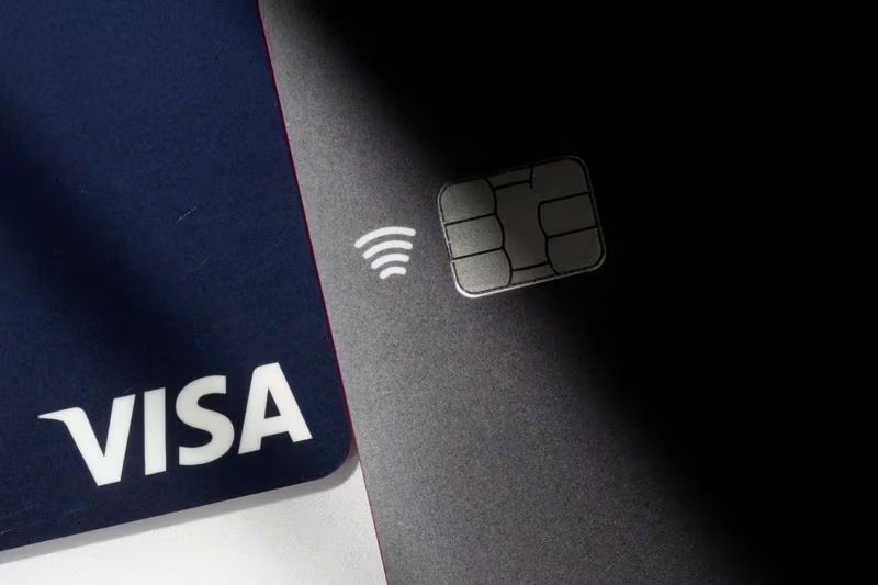 La FTC recomienda priorizar la tarjeta de crédito frente a transferencias o criptomonedas, porque ofrece mecanismos de disputa y devolución que dificultan a los estafadores quedarse con el dinero cuando se reporta el fraude a tiempo - REUTERS/Benoit Tessier