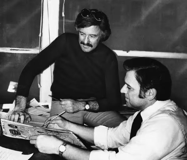 Stan Lee (izquierda) y Martin Goodman en las oficinas de Marvel. (Associated Press)