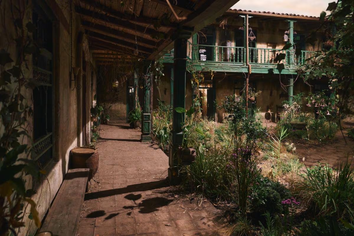 Construida desde cero para las necesidades de rodaje, la casa Buendía fue el corazón físico de 