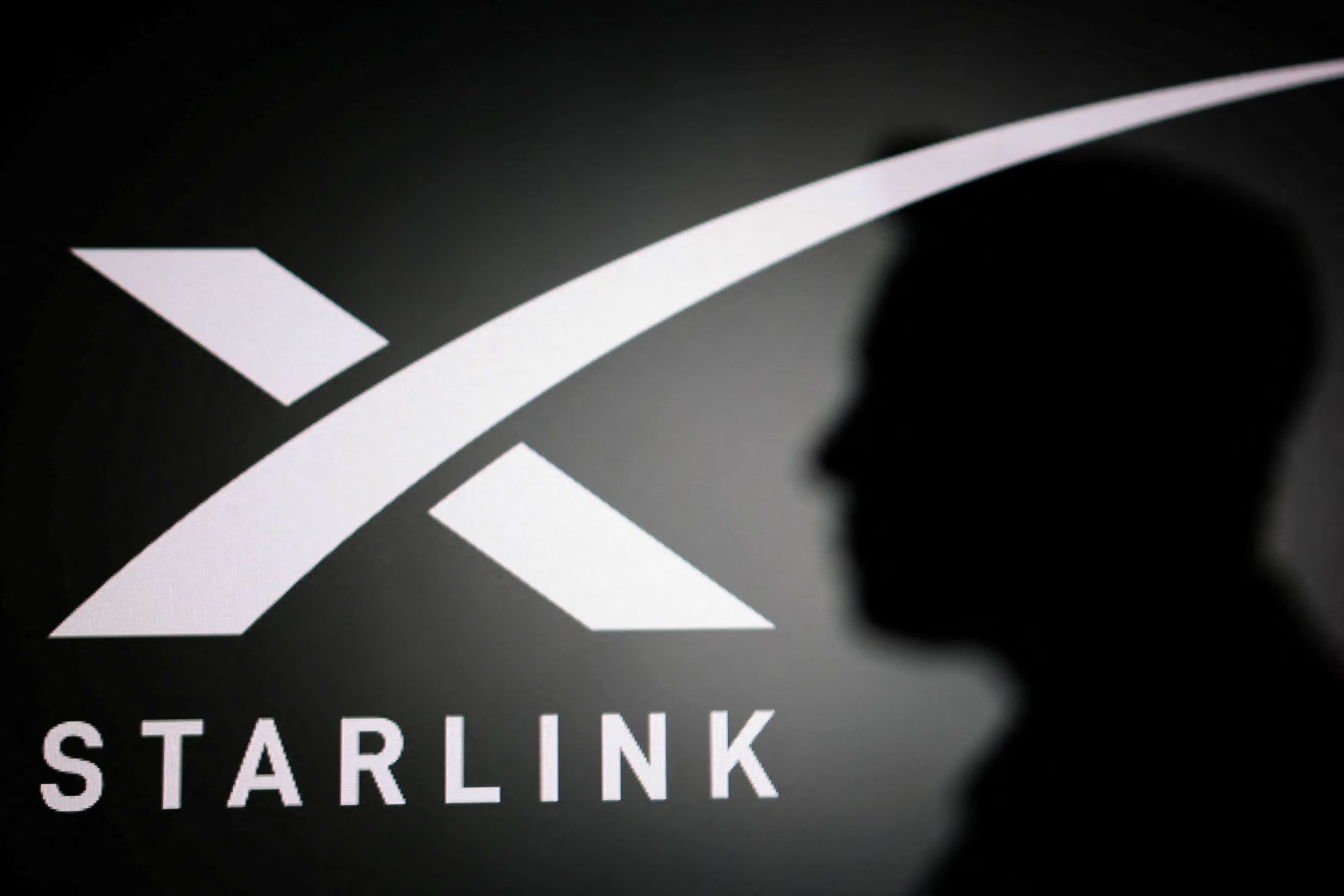 Starlink supera los 11.000 satélites y reabre el debate por basura orbital - REUTERS/Dado Ruvic/Illustration