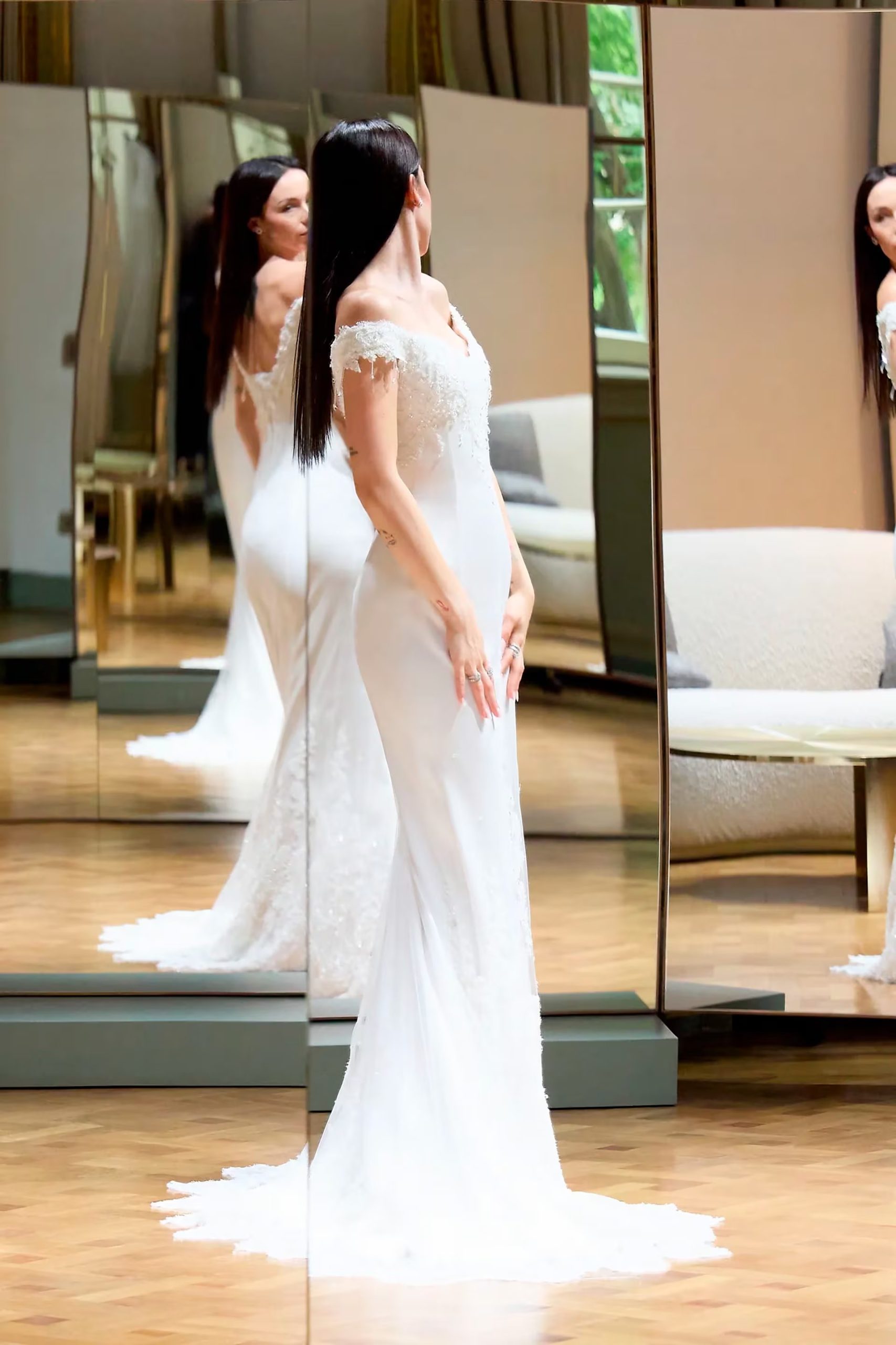 La hija de Eros Ramazzotti lució tres vestidos nupciales y un look de bienvenida, reflejando distintas etapas de la celebración Cortesía de Giorgio Armani
