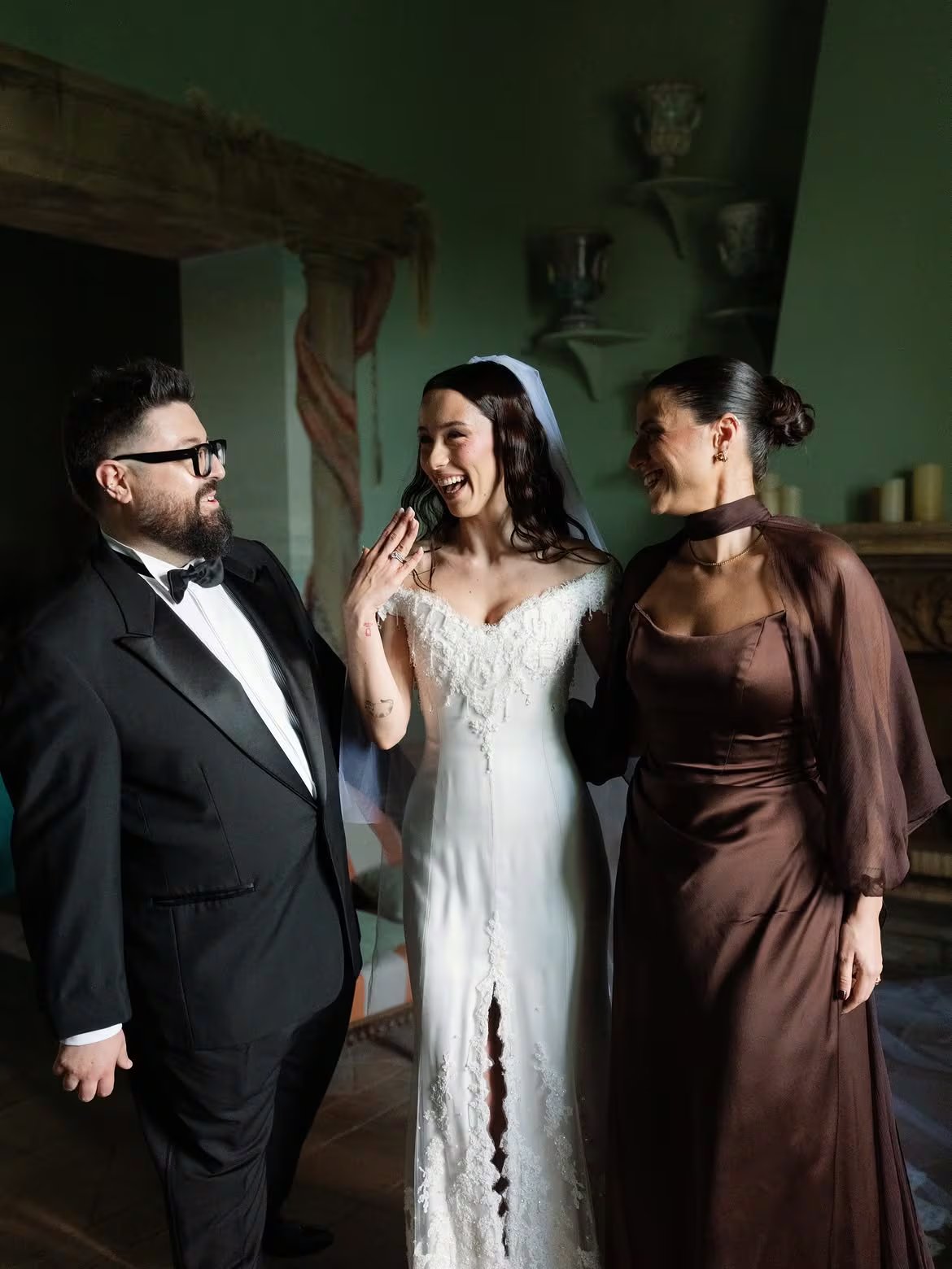 El vestido de la boda combinó raso de seda, tul, encaje floral bordado, flecos de cristal y una abertura lateral moderna 