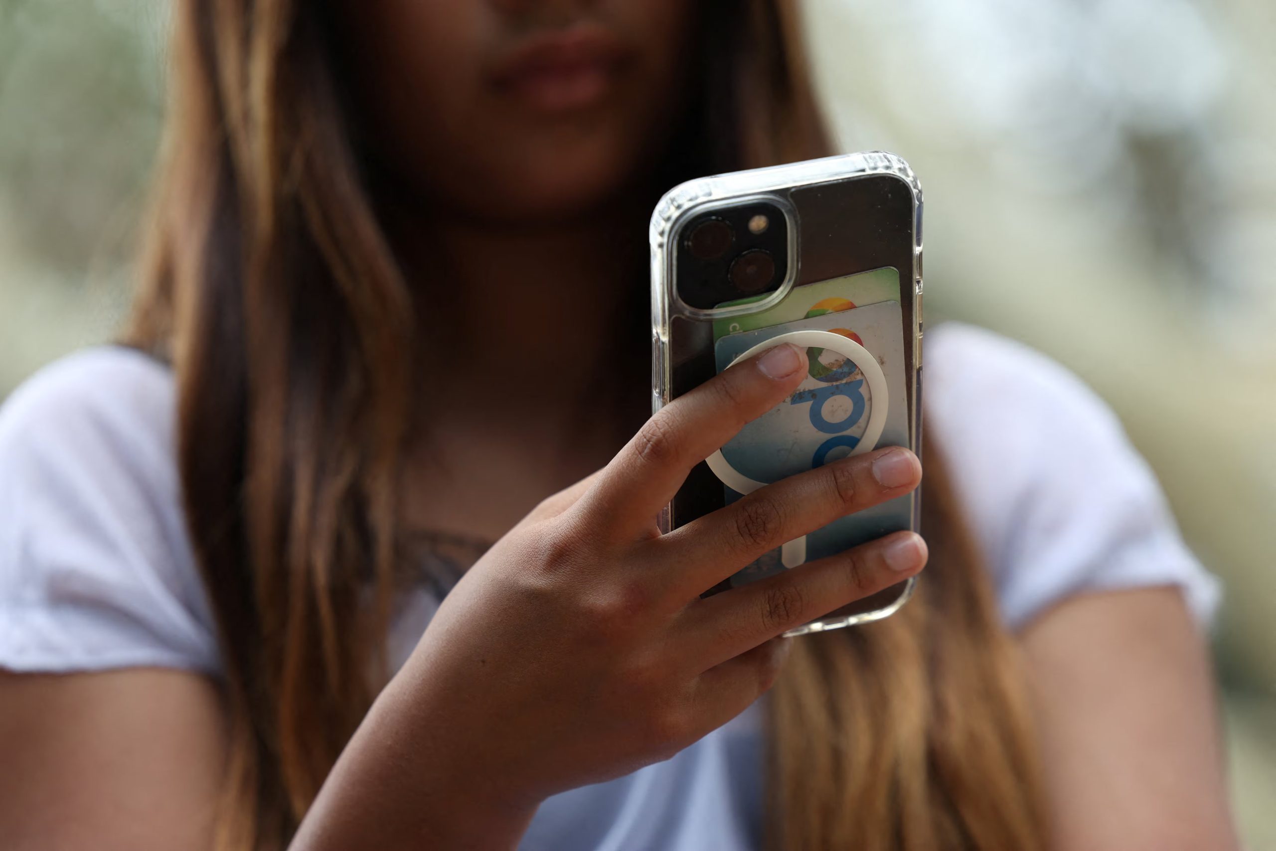 Un estudio de BMJ mostró que la ley australiana no logró cerrar la brecha entre la prohibición formal y el uso real de redes sociales entre menores de 16 años (REUTERS/Hollie Adams)