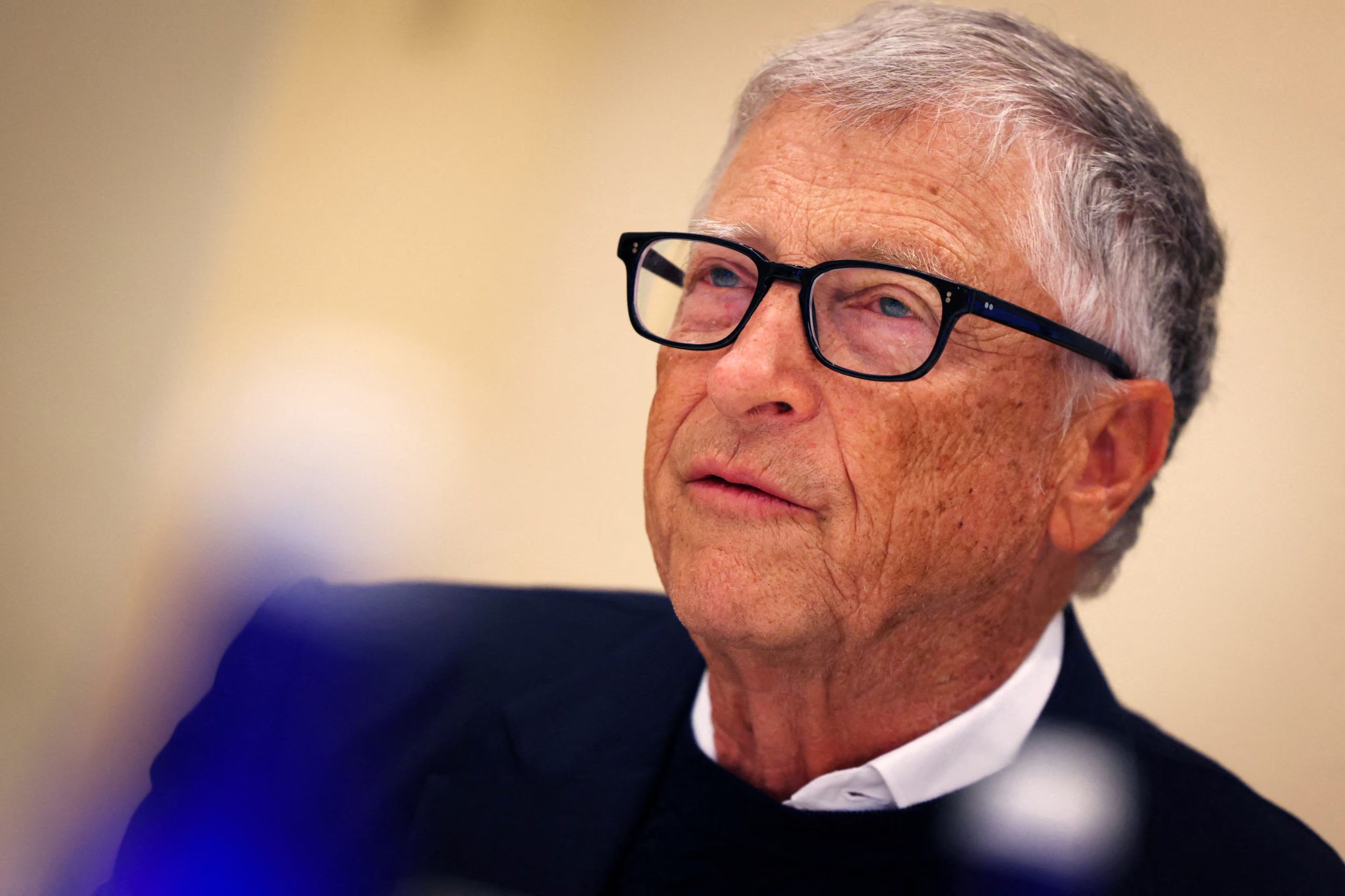 El ensayo de Bill Gates instó a los gobiernos y a la filantropía a preparar protección para los trabajadores y asegurar que la IA beneficie a todos. (REUTERS/Mike Segar/File Photo)