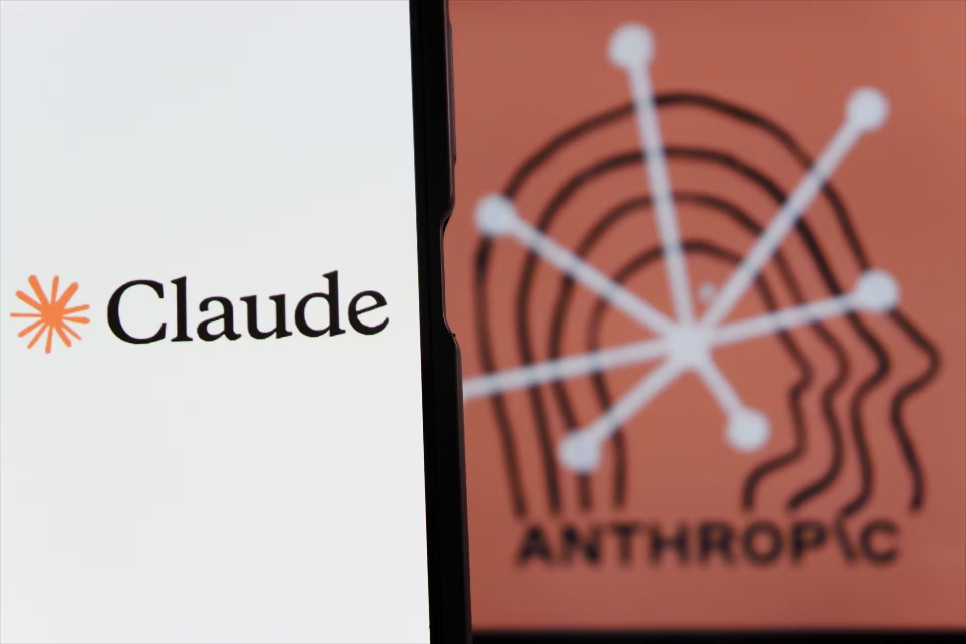El directivo remarcó que la insistencia de Anthropic en que Claude Code lea únicamente el archivo CLAUDE.md, en lugar de adoptar el estándar AGENTS.md, genera fricciones innecesarias entre los equipos.

Europa Press/Contacto/Algi Febri Sugita
 
