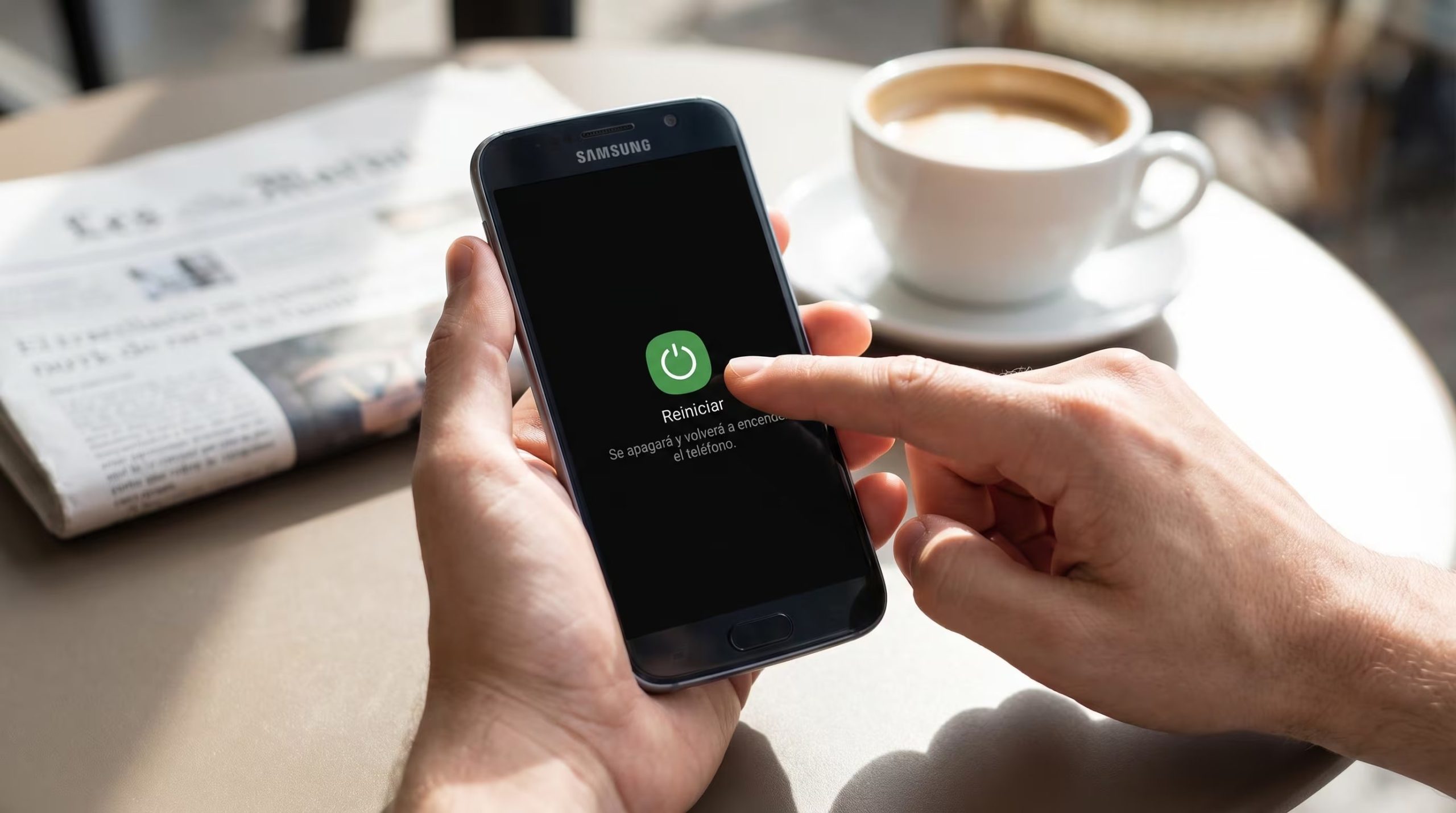 Reiniciar el celular reduce el riesgo ante ataques sofisticados y da tiempo a las defensas internas para reaccionar. (Imagen Ilustrativa Infobae)