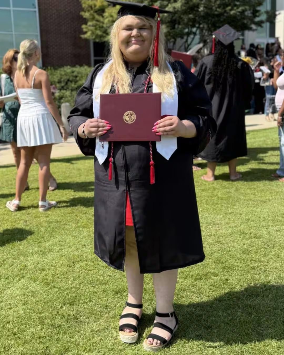 La graduación de Jamie Causey en mayo de 2025 marcó el cierre de una historia de esfuerzo familiar en Alabama y de acceso a la educación universitaria (TikTok/@jamiemcausey)