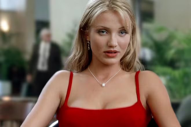 Su primera aparición en pantalla, vestida de rojo, estableció un nuevo estándar de sensualidad y sofisticación en el cine de los años noventa (Captura de video)