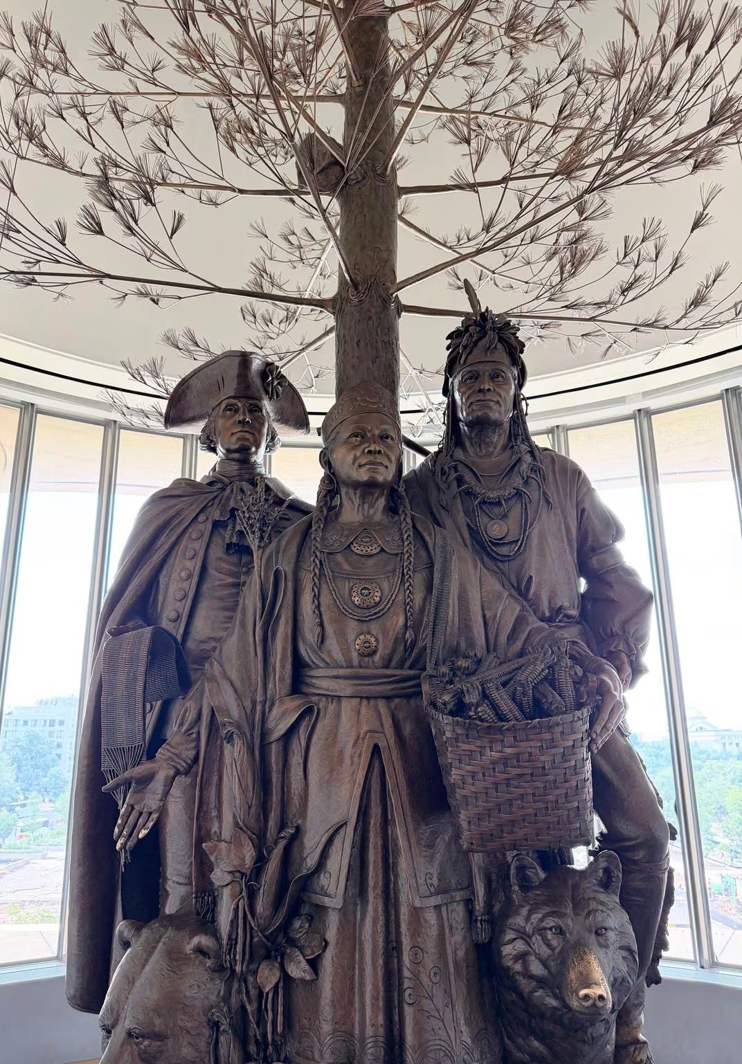 
La tradición oral de la Nación Oneida recuerda que la mujer frenó a las tropas hambrientas, les explicó cómo limpiar y cocer el grano (Crédito: Museo Nacional de Historia de las Mujeres Americanas del Smithsonian)