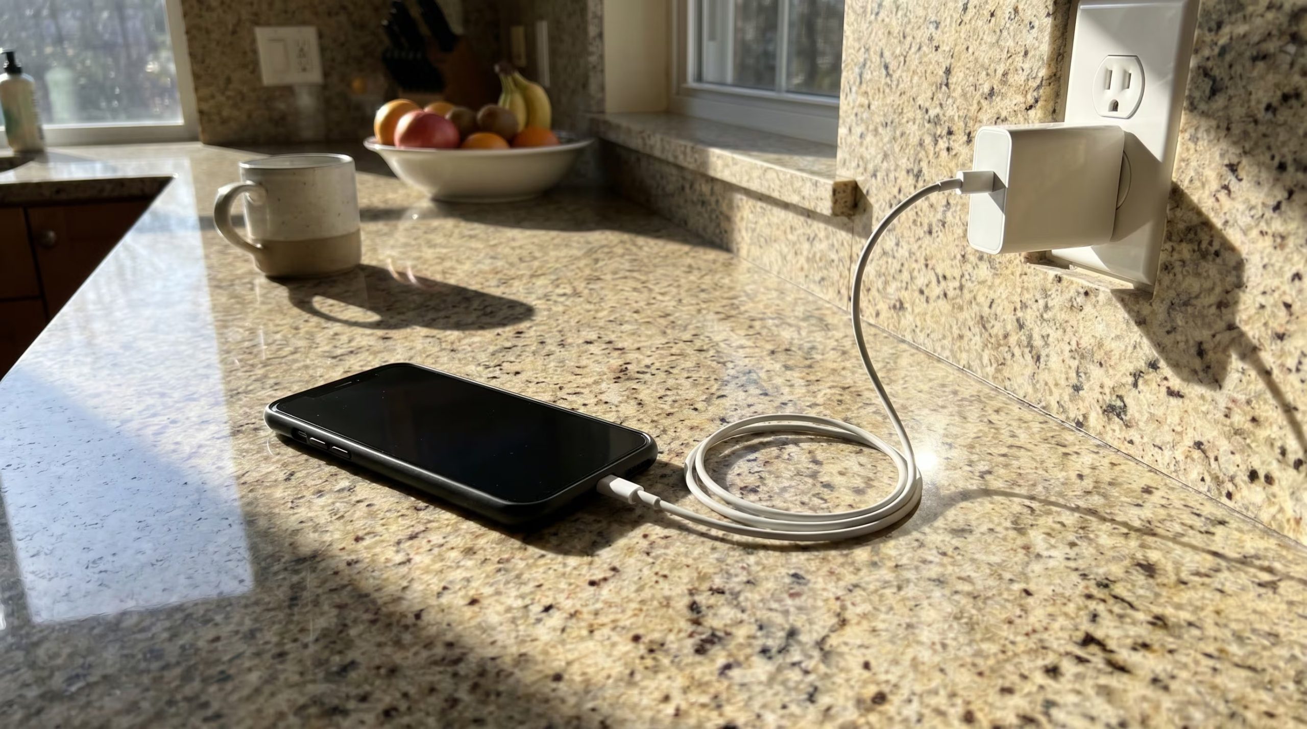 Mantener la batería del celular entre el 20 % y el 80 % con cargas parciales y frecuentes ayuda a prolongar la vida útil del smartphone. (Imagen ilustrativa Infobae)