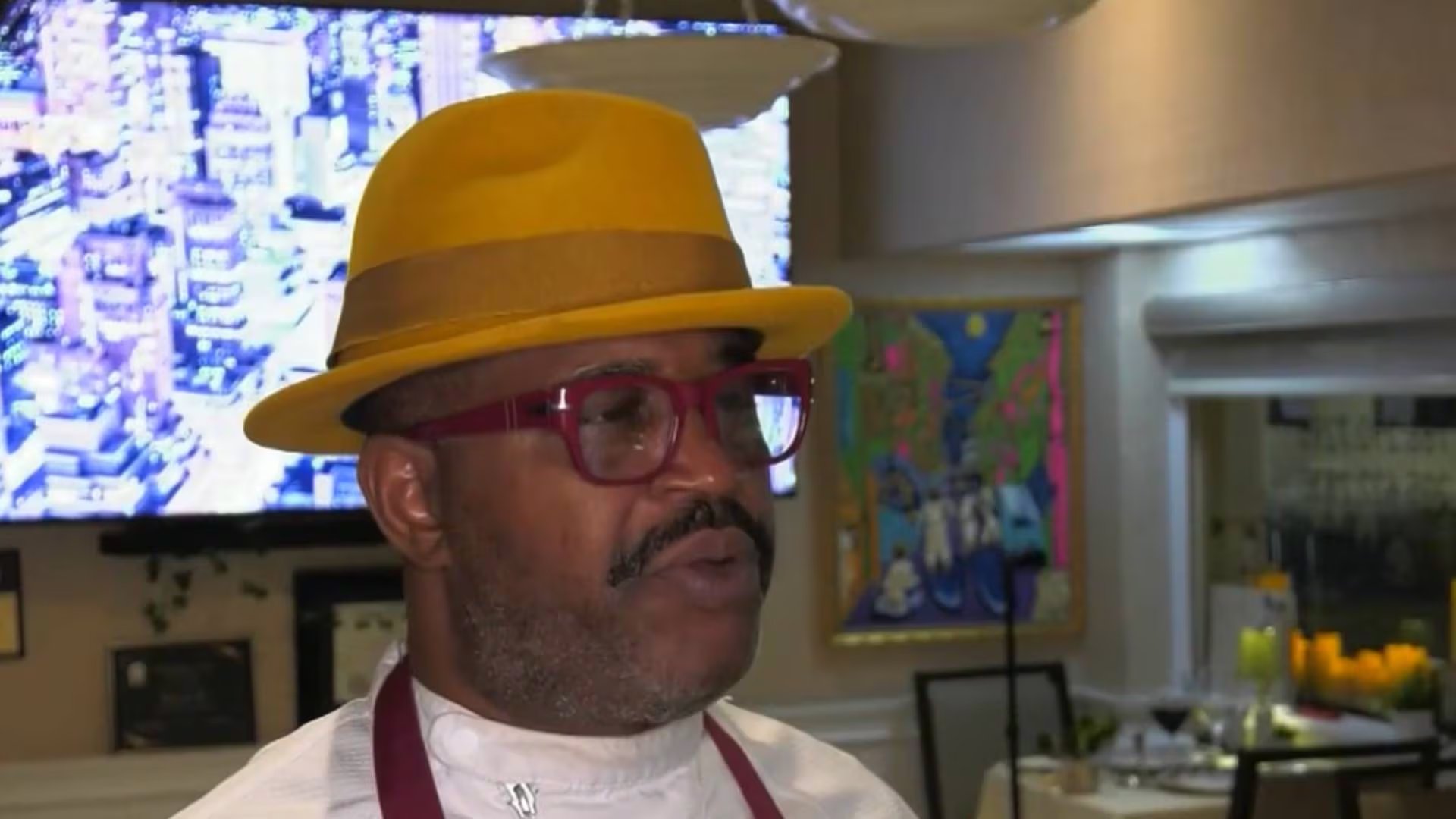 Murad Ali aseguró que las ventanas del restaurante están bloqueadas y que el único entretenimiento de la noche es la cena (NBC)