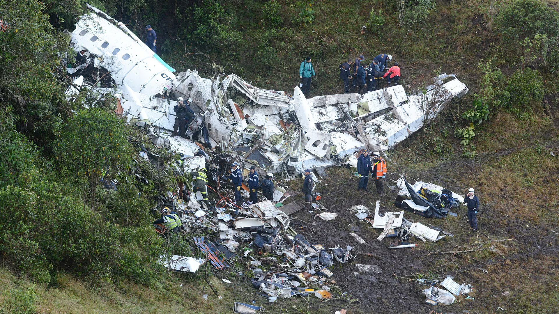 El piloto del avión de Chapecoense demoró la declaración de emergencia hasta los últimos minutos, según reconstruyó Javier Sinay (AP Photo/Luis Benavides)