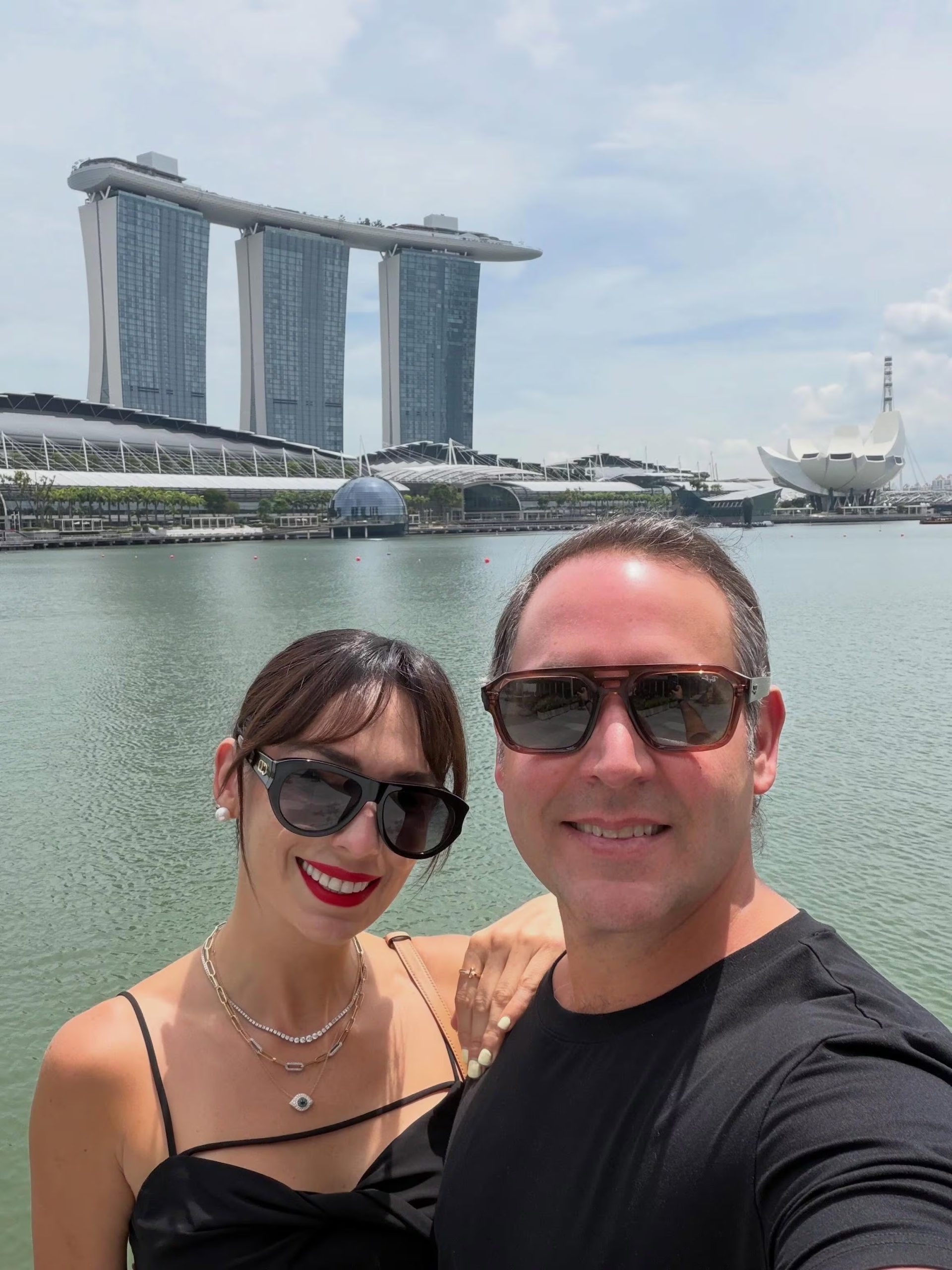 El empresario Juan Beltrán del Río posa con una mujer en Singapur frente al hotel Marina Bay Sands y el Museo ArtScience. (Instagram: Charito Ruiz)