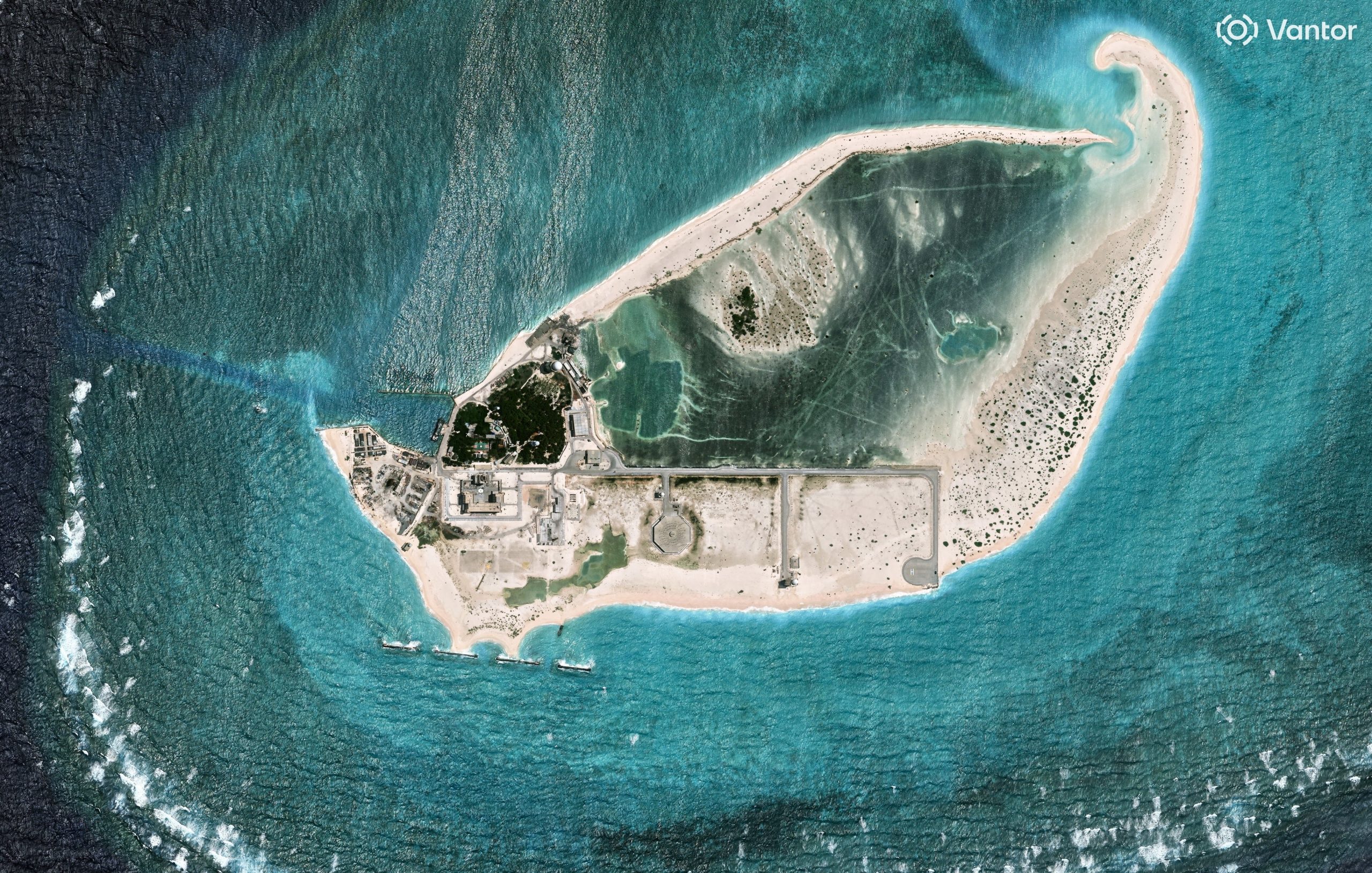 Vista satelital de la isla Tritón en el Mar de China Meridional. Vantor/Handout vía REUTERS