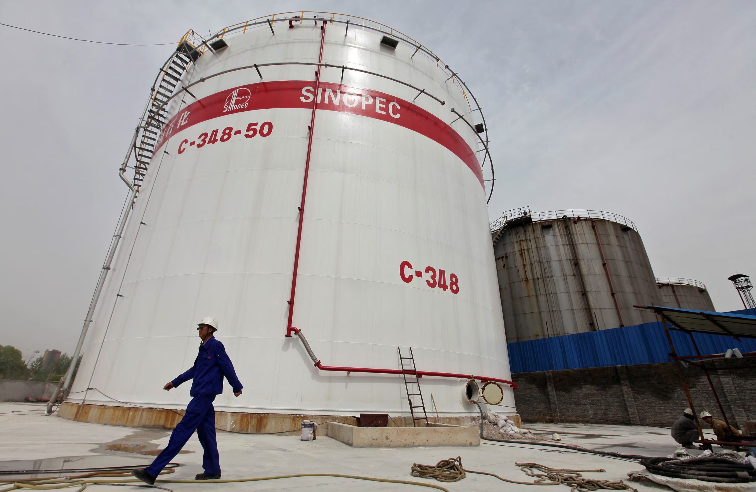 Un empleado camina junto a tanques de petróleo en una refinería de Sinopec en Wuhan, provincia de Hubei, China (REUTERS/archivo)