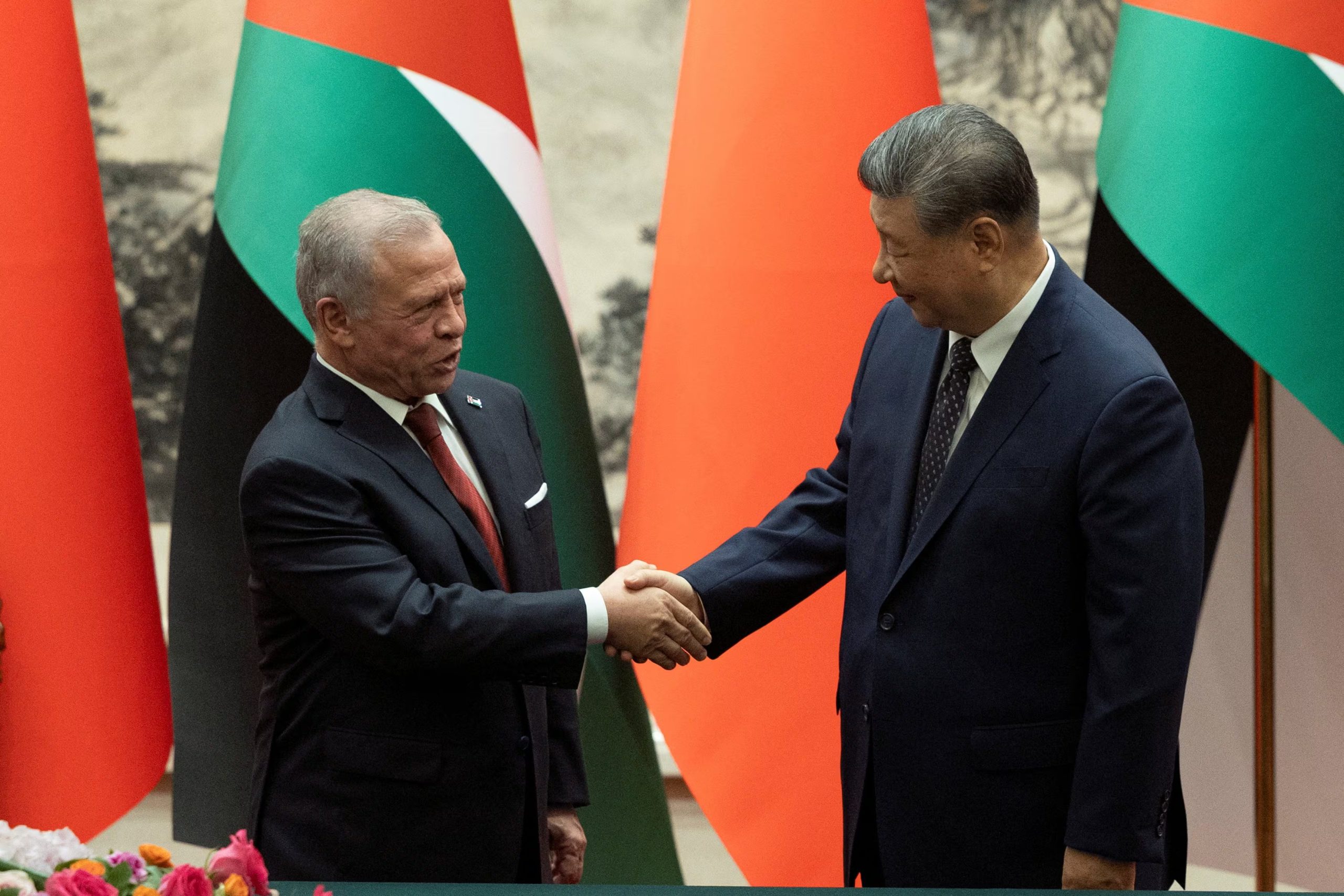 El presidente chino, Xi Jinping, y el rey Abdalá II de Jordania, tras una ceremonia de firma en el Gran Palacio del Pueblo, en Beijing, en un encuentro donde también se abordaron Irán y la guerra en Gaza (ANDRES MARTINEZ CASARES/Pool via REUTERS)