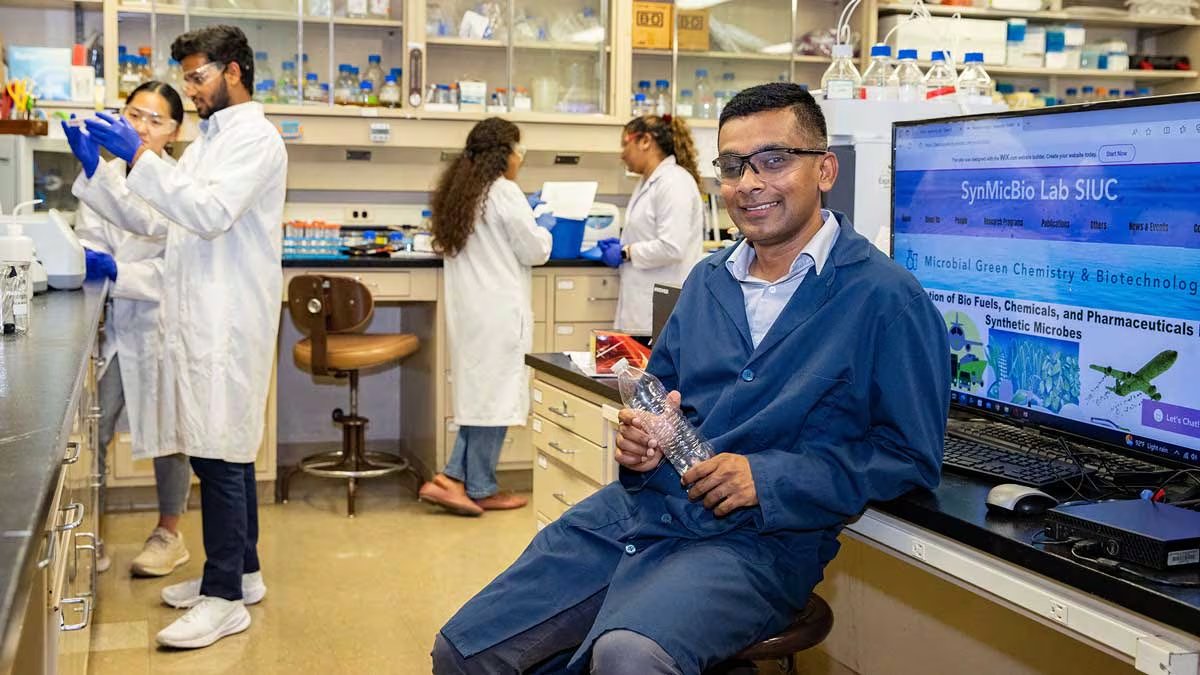 El sistema aplica disolución hidrotérmica oxidativa para descomponer botellas de PET, tallos y hojas de maíz y otra biomasa en bloques de carbono ( Universidad del Sur de Illinois)