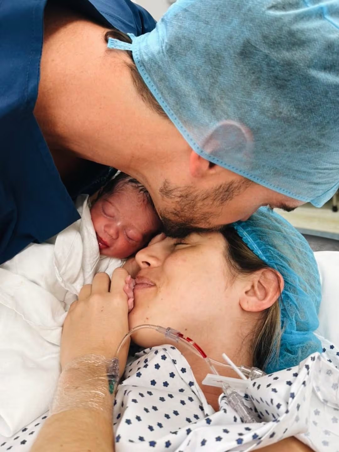 Clara, la hija de Ricky Sarkany, celebró el nacimiento de su primer bebé, recibiendo un beso de su pareja en un momento de pura emoción en el hospital (Instagram)