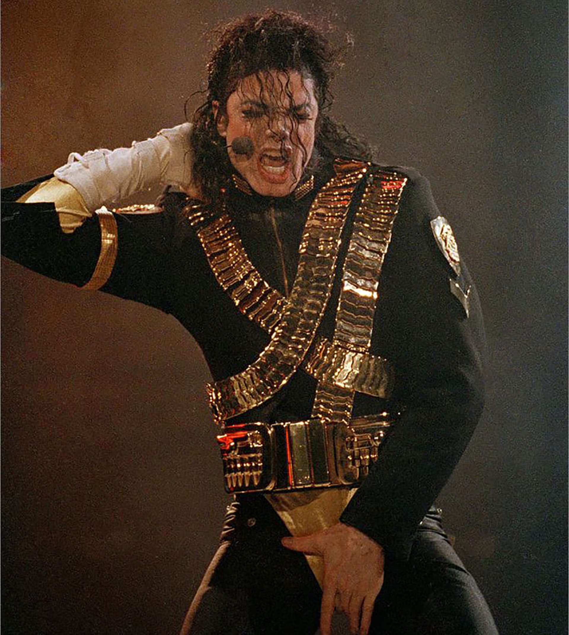 El movimiento de la mano en la entrepierna se convirtió en un sello personal de Michael Jackson en el escenario (AP Photo/Damian Dovarganes)