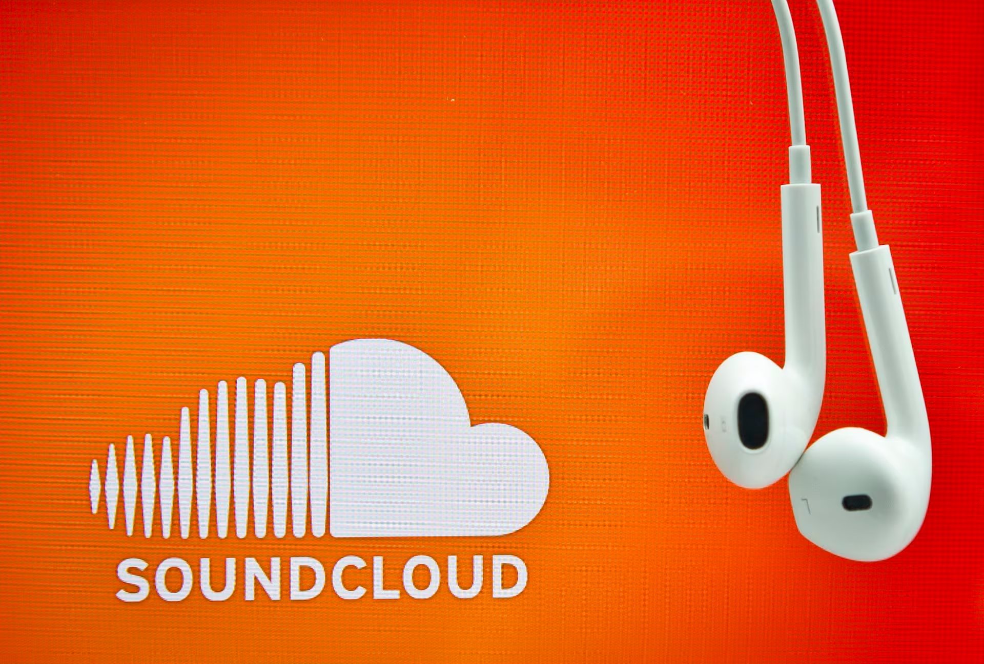SoundCloud prohíbe la música generada por IA que clone voces de artistas humanos y afirma que no entrena modelos de IA generativa sin consentimiento expreso. (Ole Spata/dpa)
