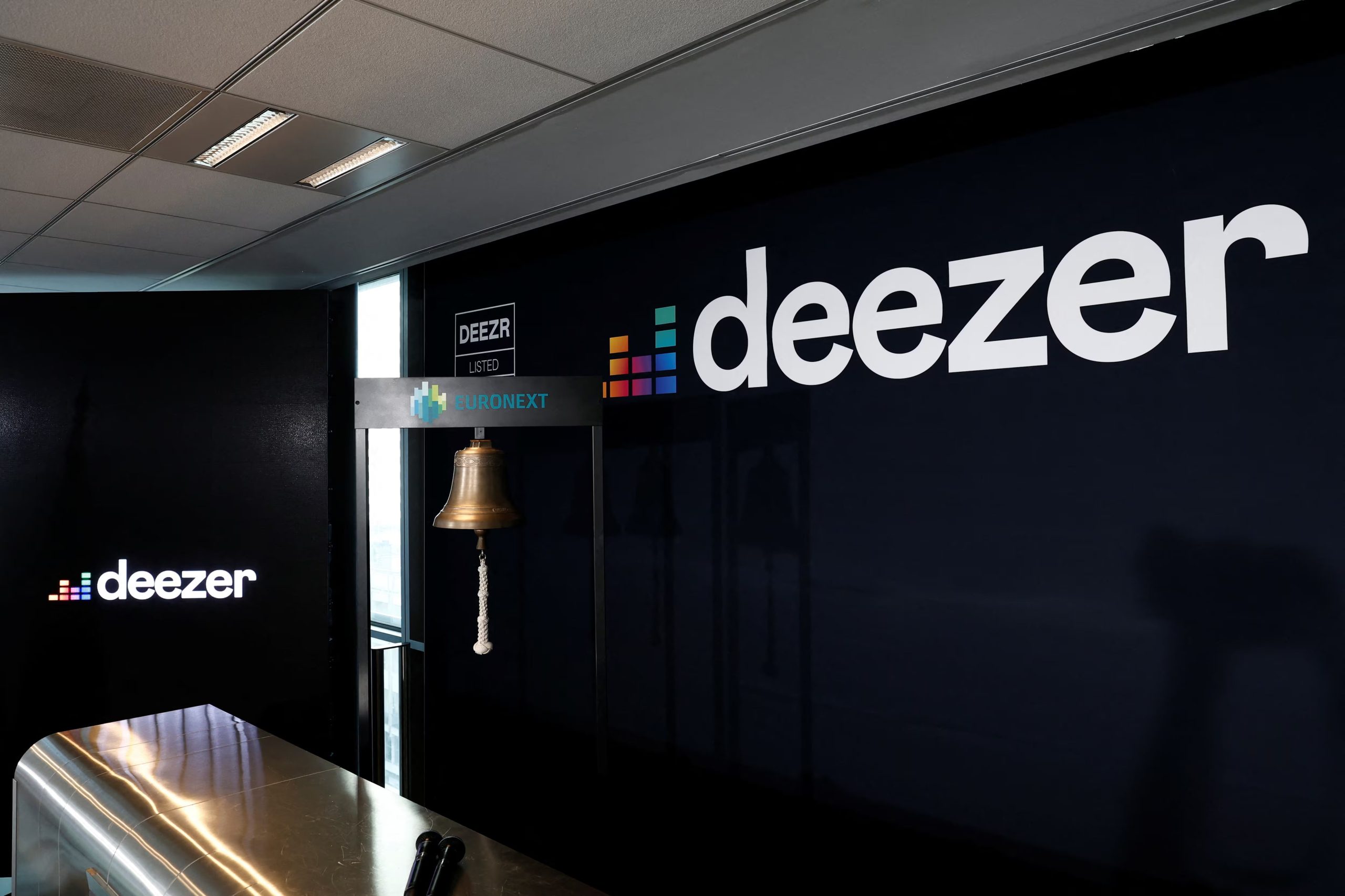 Deezer etiqueta y excluye de sus recomendaciones a las canciones generadas por IA, mientras Bandcamp prohibió toda música creada con IA desde enero de 2026.(REUTERS/Benoit Tessier)