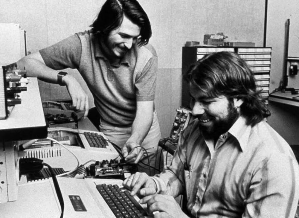Steve Jobs y Steve Wozniak crearon Apple en la casa de un familiar de Jobs. (Profesional Review)