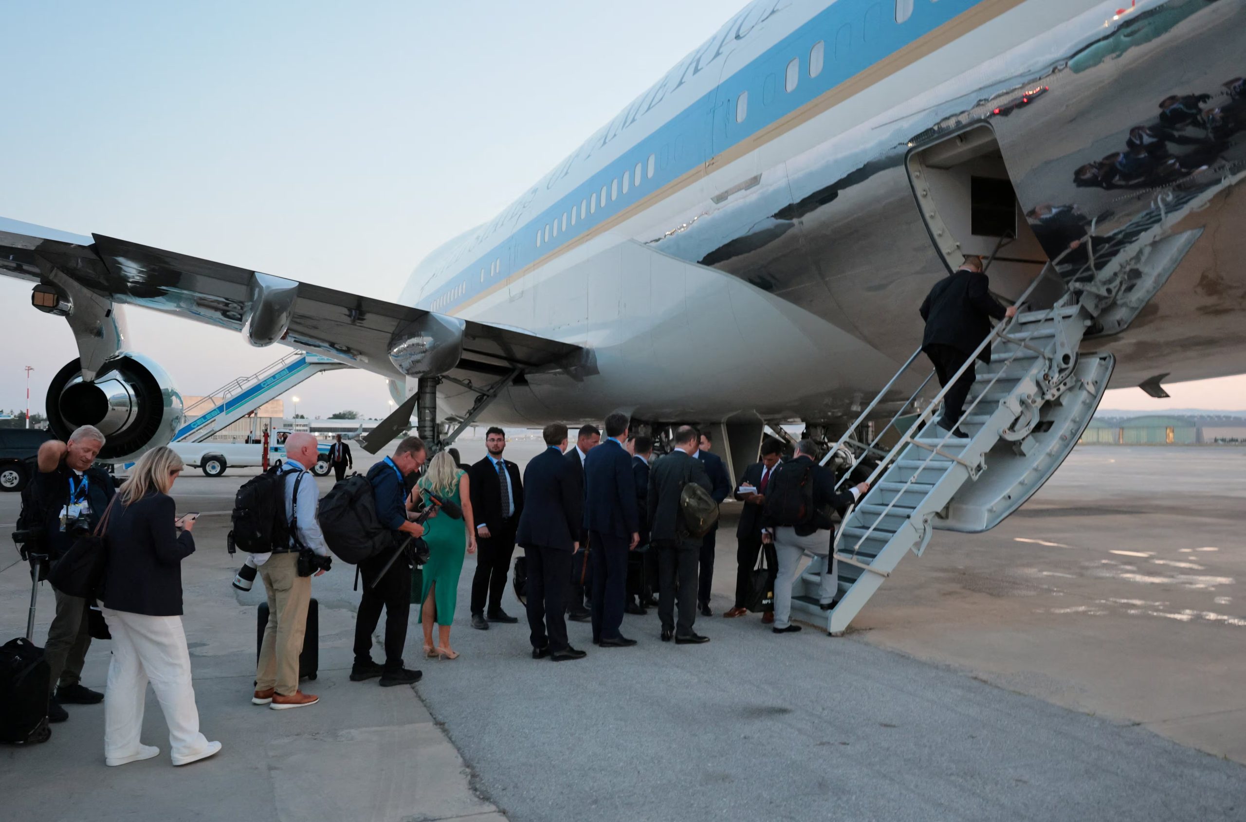 Donald Trump abordó ante las cámaras el antiguo Air Force One celeste, pero minutos después fue trasladado en secreto al C-32A (REUTERS/Jonathan Ernst)