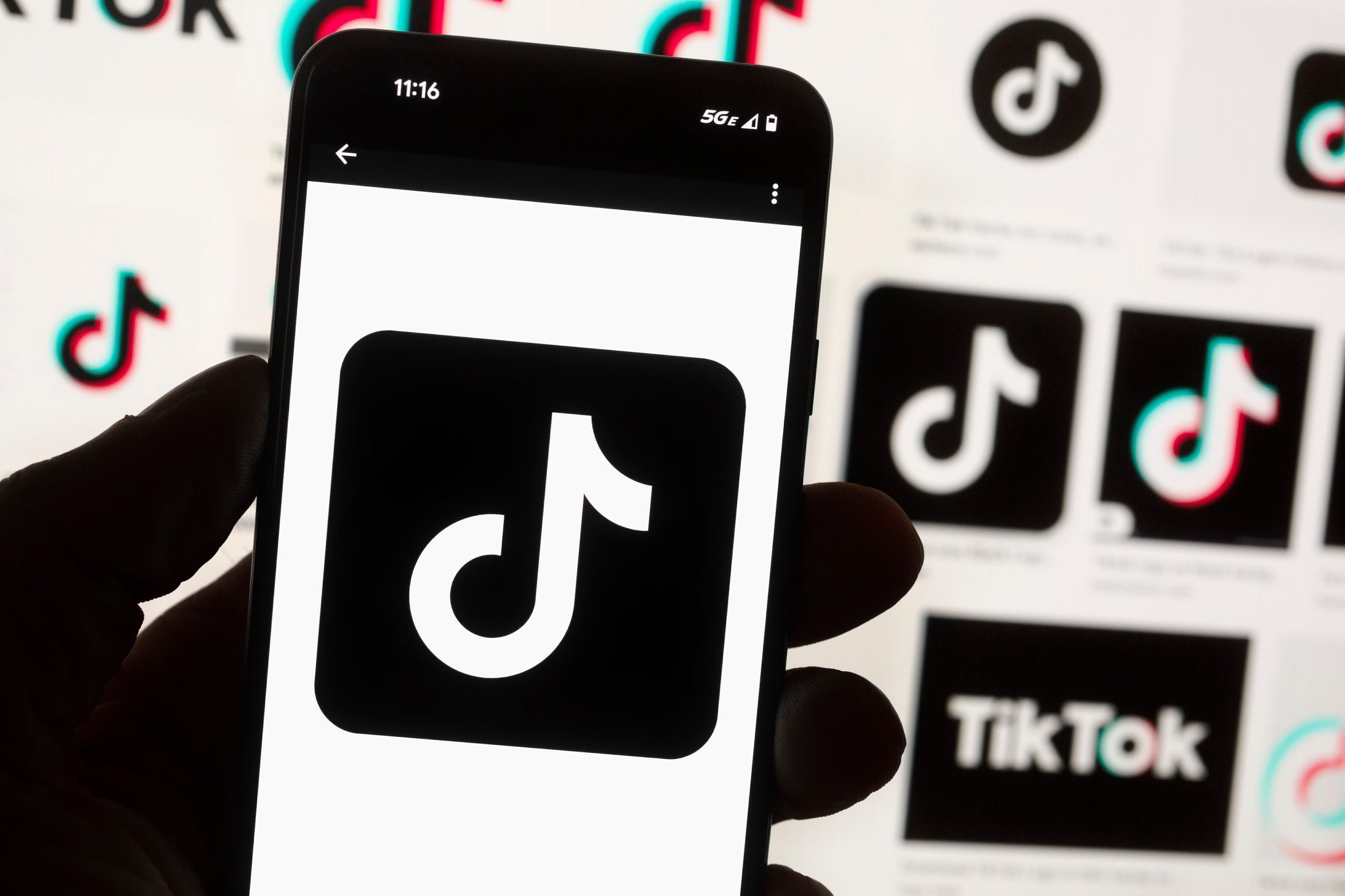 TikTok permite actualizar el feed Para ti, marcar videos como No me interesa y borrar historiales para reiniciar el algoritmo. (AP Foto/Michael Dwyer, archivo)