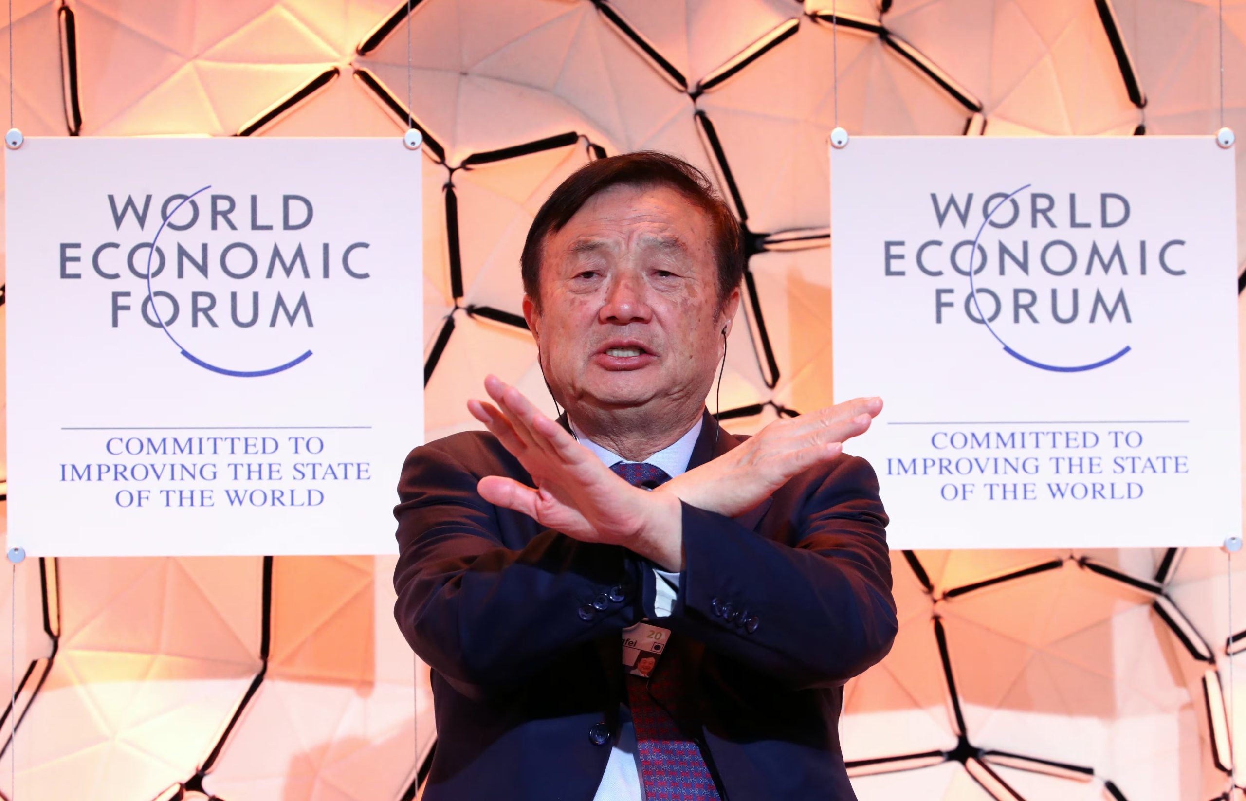 ARCHIVO: Ren Zhengfei, fundador y director ejecutivo de Huawei Technologies, gesticula durante una sesión en la 50ª reunión anual del Foro Económico Mundial (WEF) en Davos, Suiza, el 21 de enero de 2020 (Reuters)