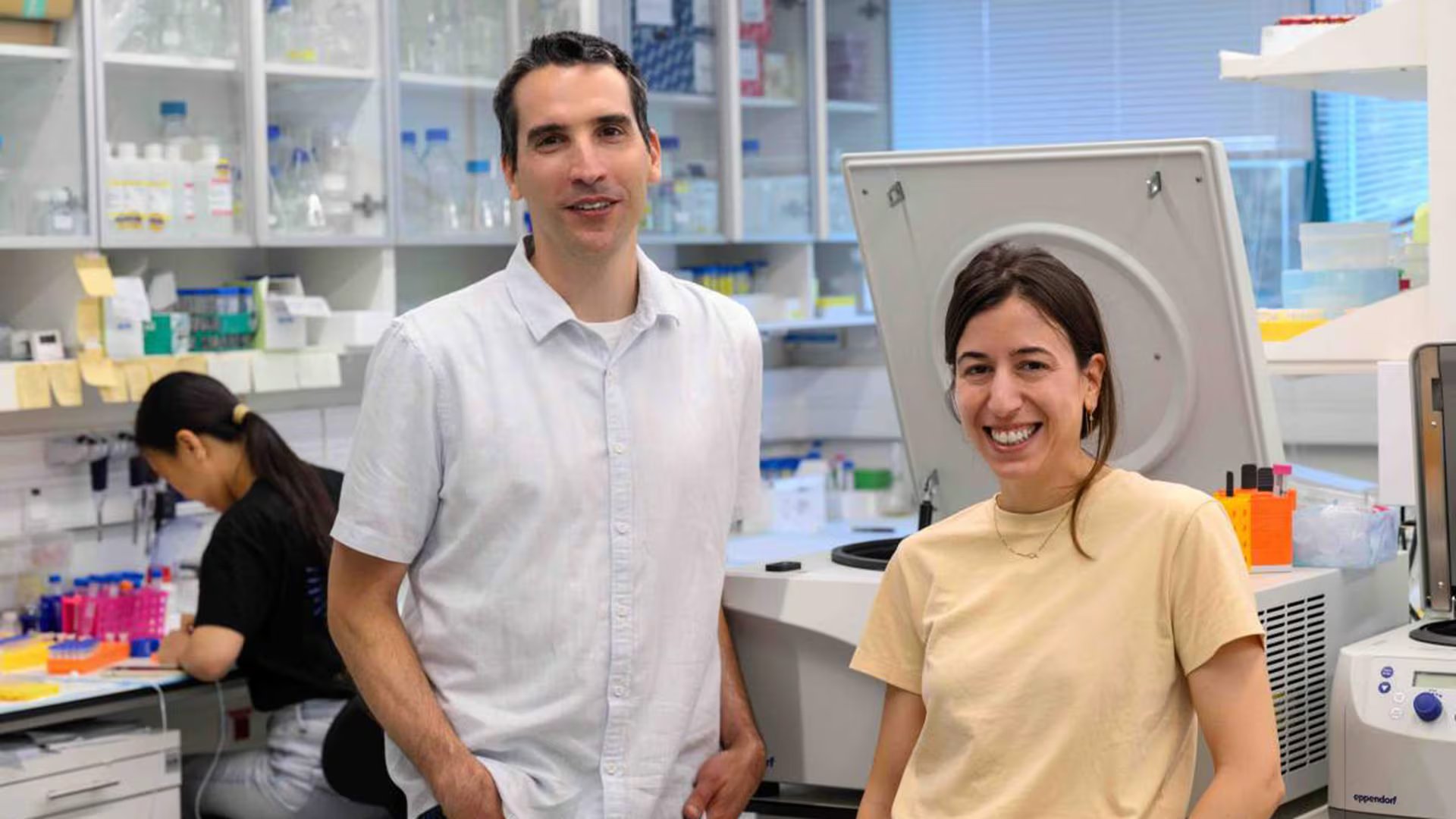 Dr. Ariel Afek y Noga Levy (Instituto Weizmann)
 