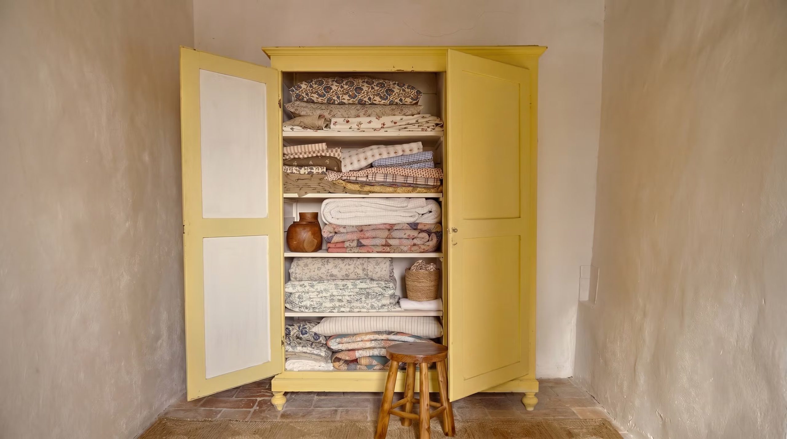 La madera y el cartón común liberan compuestos ácidos que pueden dañar textiles durante años. (Imagen Ilustrativa Infobae)