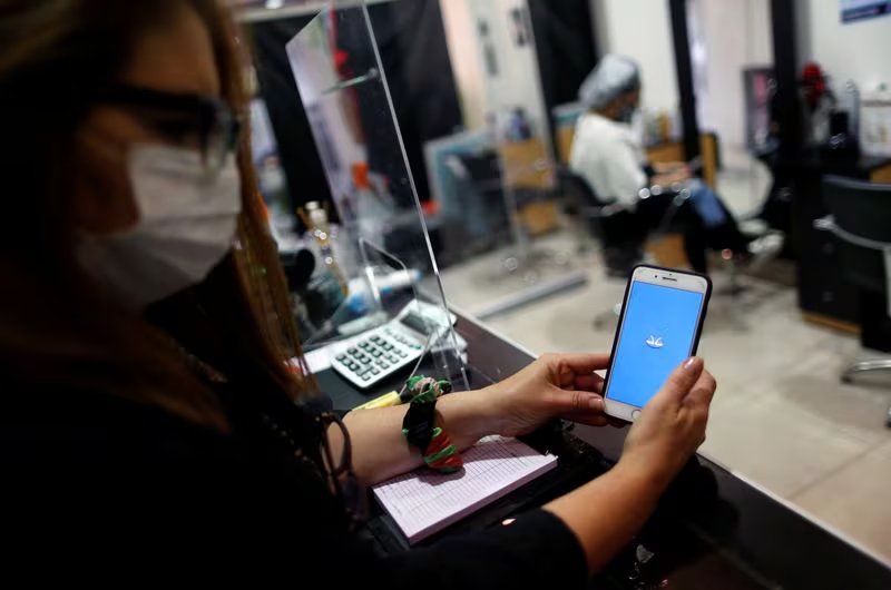 Mercado Pago recomienda confirmar cada pago en la app del comercio y revisar el historial de movimientos, el monto, el pagador, la hora y el número de referencia. (REUTERS/Agustín Marcarián)