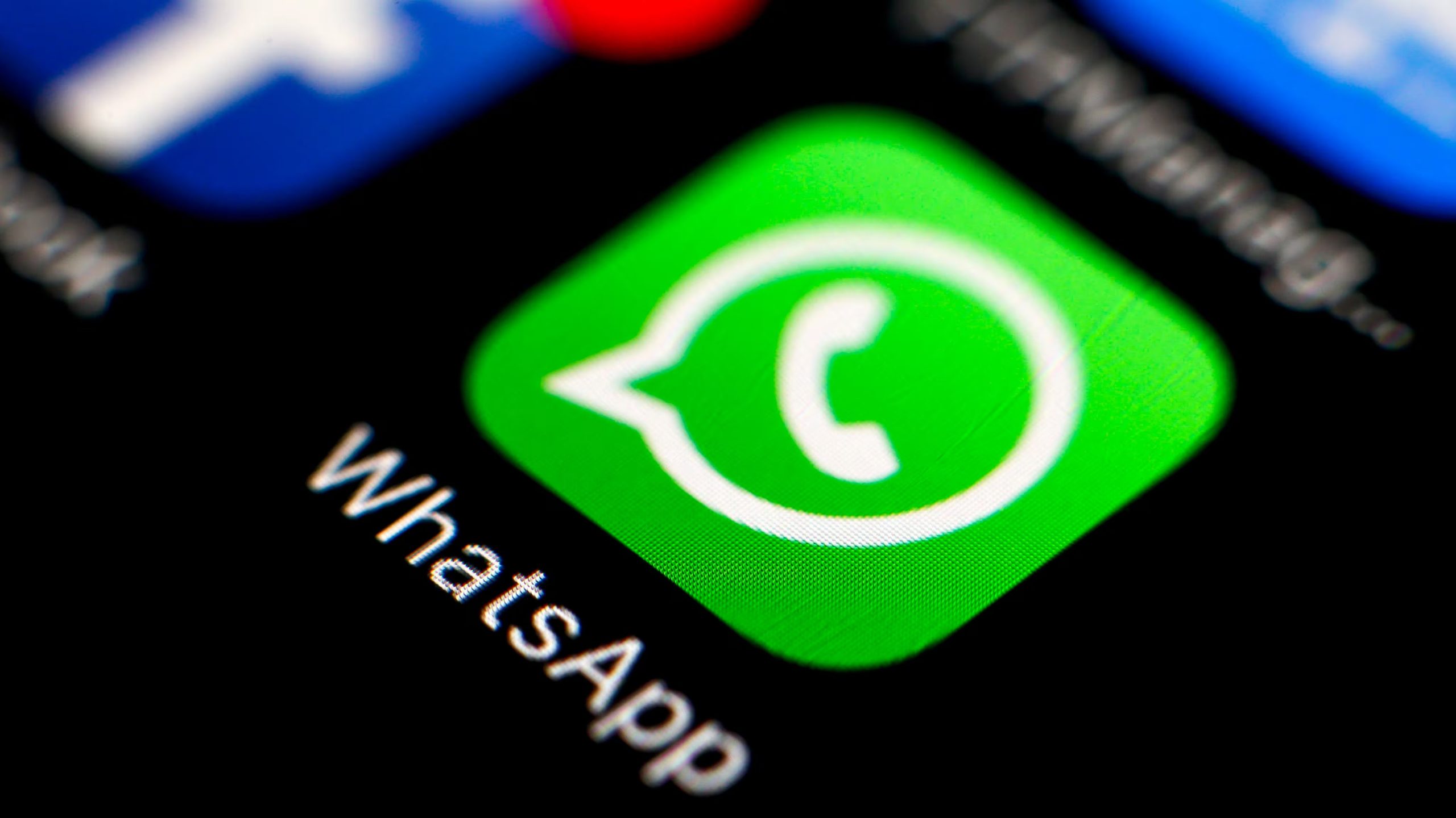 En iPhone, las copias de los chats de WhatsApp se almacenan en iCloud; en Android, el respaldo se vincula a la cuenta configurada en el dispositivo. (EFE)