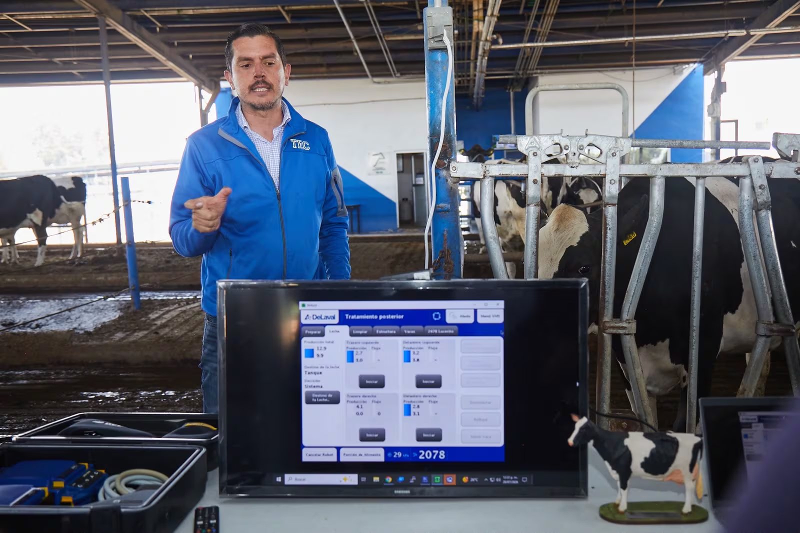 Arturo González de Cosío, director del CAETEC de Querétaro, delante de una de las máquinas que registran la producción de las vacas lecheras