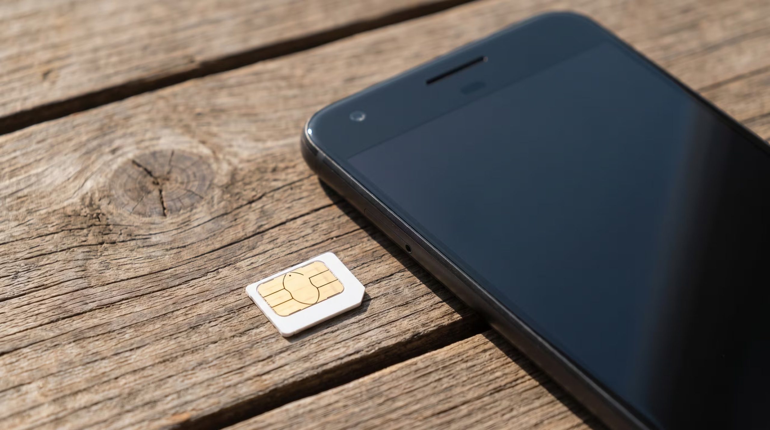 Los comandos AT, una tecnología de los años 80, permiten que una SIM envíe órdenes directas al módem del teléfono o del dispositivo IoT. (Imagen Ilustrativa Infobae)