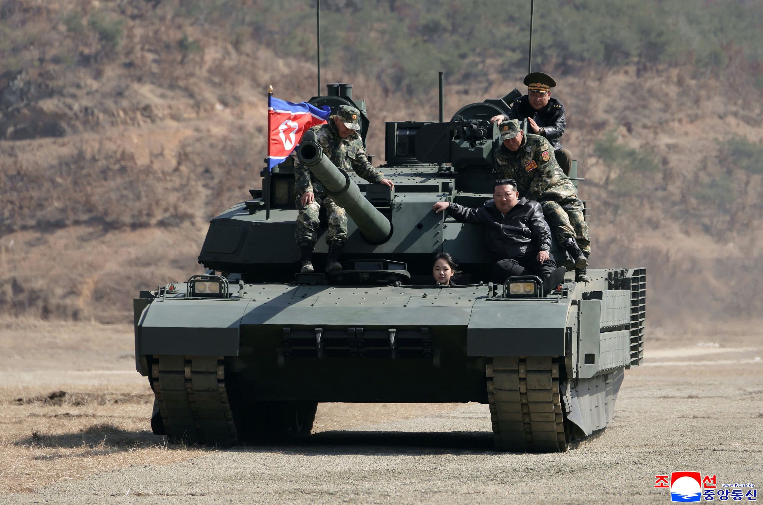 Esta fotografía, proporcionada por el gobierno norcoreano, muestra al presidente Kim Jong-un, derecha, a su hija, supuestamente llamada Kim Ju Ae, y a soldados en un tanque, en una base de entrenamiento militar en Corea del Norte, el jueves 19 de marzo de 2026. No hubo acceso a periodistas independientes para cubrir el evento. El contenido se presenta tal cual y no puede verificarse de forma independiente. La marca de agua en coreano que aparece en la imagen, según la fuente, dice: