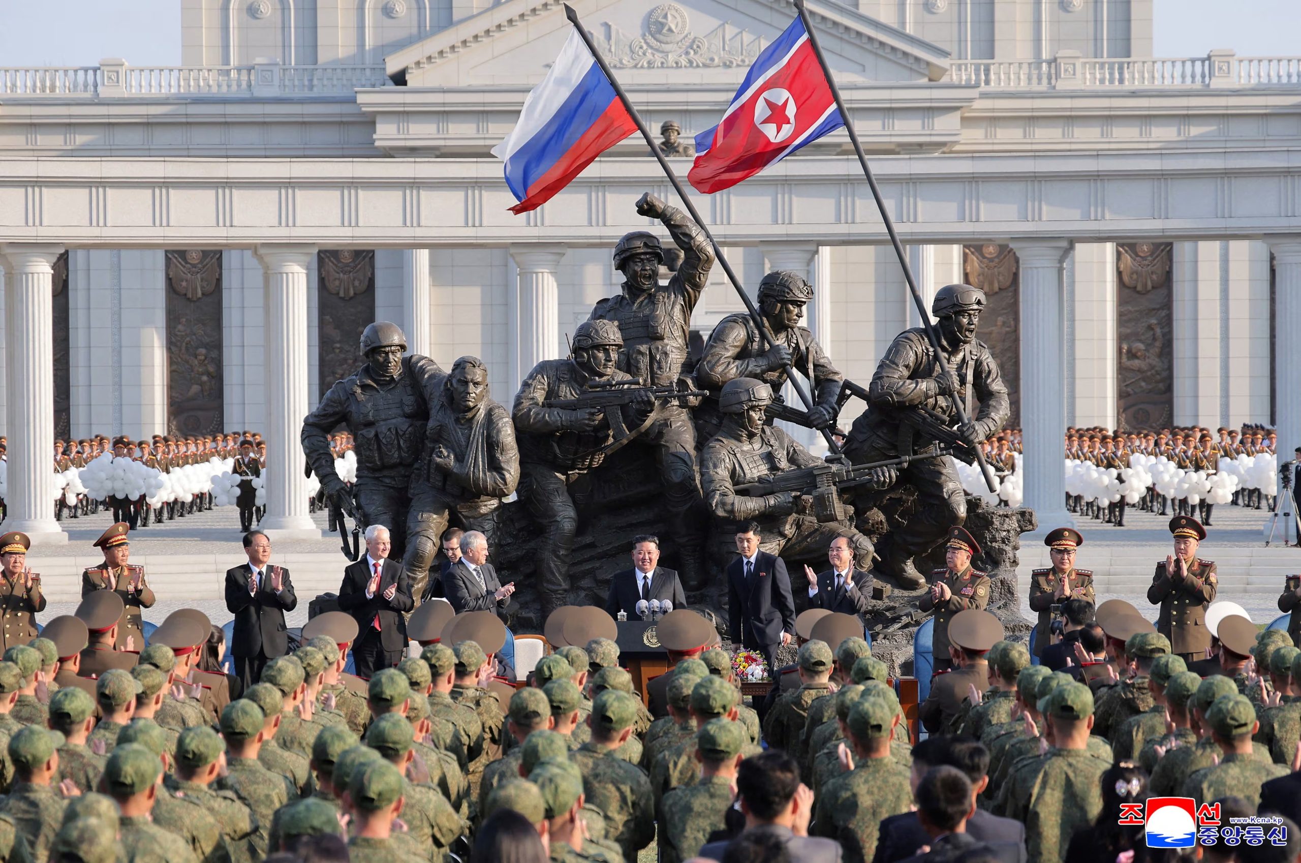 El ministro de Defensa de Rusia, Andréi Belúsov, y el presidente de la Duma Estatal de Rusia, Viacheslav Volodin, aplauden mientras el dictador norcoreano, Kim Jong-un, pronuncia un discurso durante la ceremonia de inauguración del Museo Conmemorativo de las Hazañas de Combate en Operaciones Militares en el Extranjero —que rinde homenaje a las tropas norcoreanas fallecidas mientras luchaban por Rusia en la guerra contra Ucrania— en Pyonyang, Corea del Norte, el 26 de abril de 2026 (REUTERS)