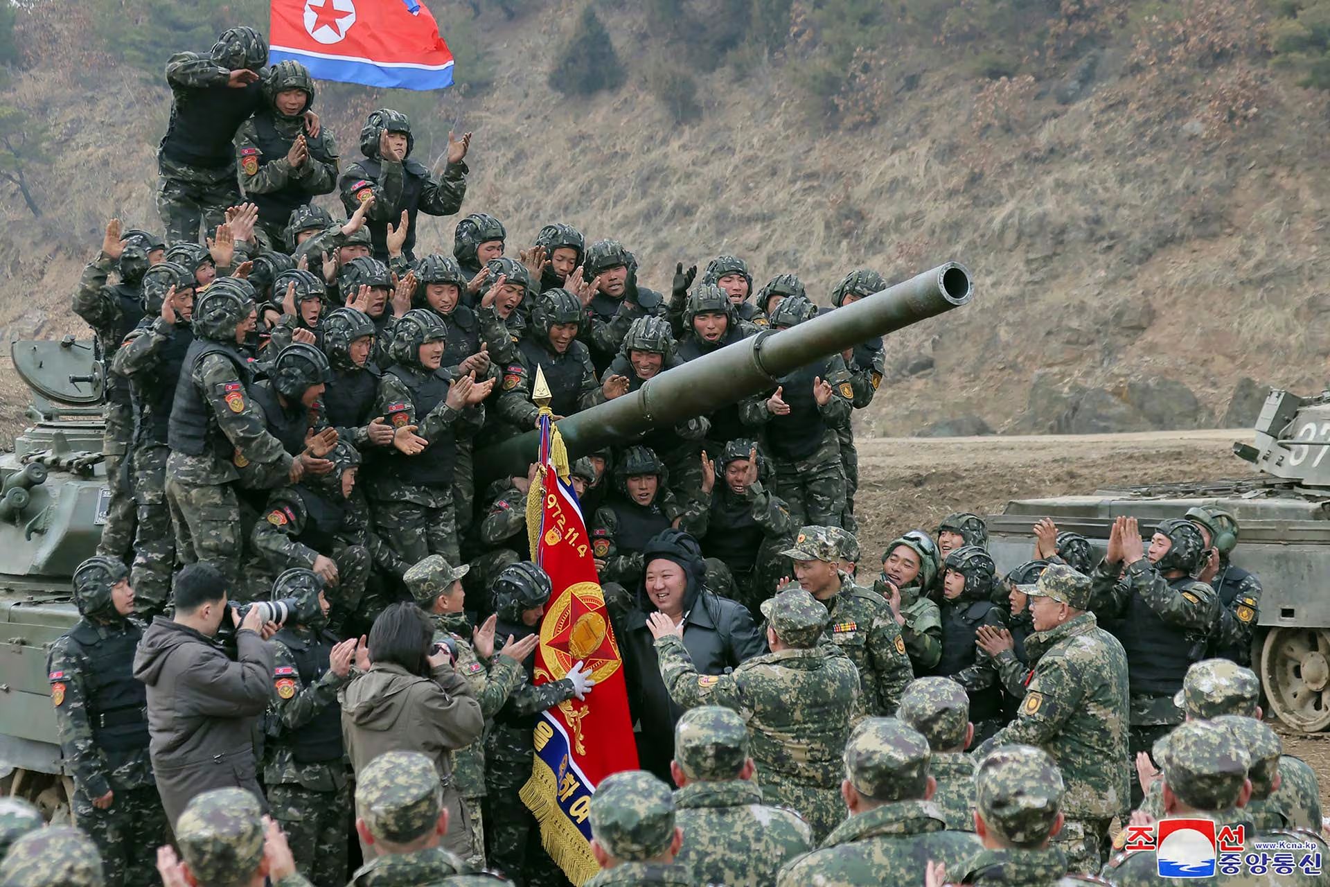 Zelensky advirtió que el dictador Kim Jong-un podría enviar entre 30.000 y 50.000 soldados norcoreanos para respaldar a Rusia en su invasión a Ucrania (Korean Central News Agency/Korea News Service via AP)