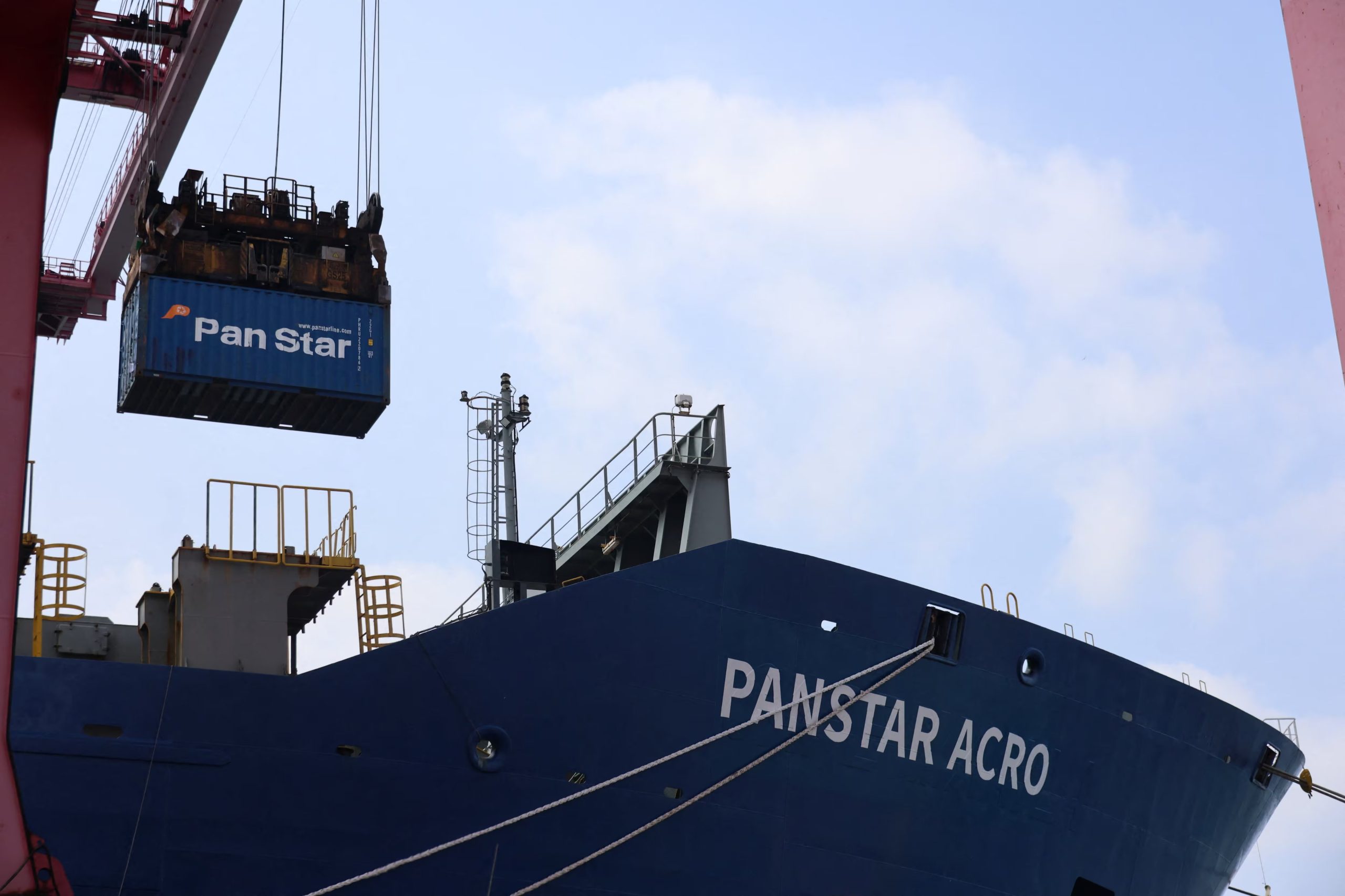 Un contenedor de transporte es cargado en el PanStar Acro, un buque portacontenedores con destino a Europa vía el Ártico, para probar si una ruta abierta por el deshielo puede ser comercialmente viable, en un puerto de Busan, Corea del Sur, 22 de agosto de 2026. Yonhap vía REUTERS