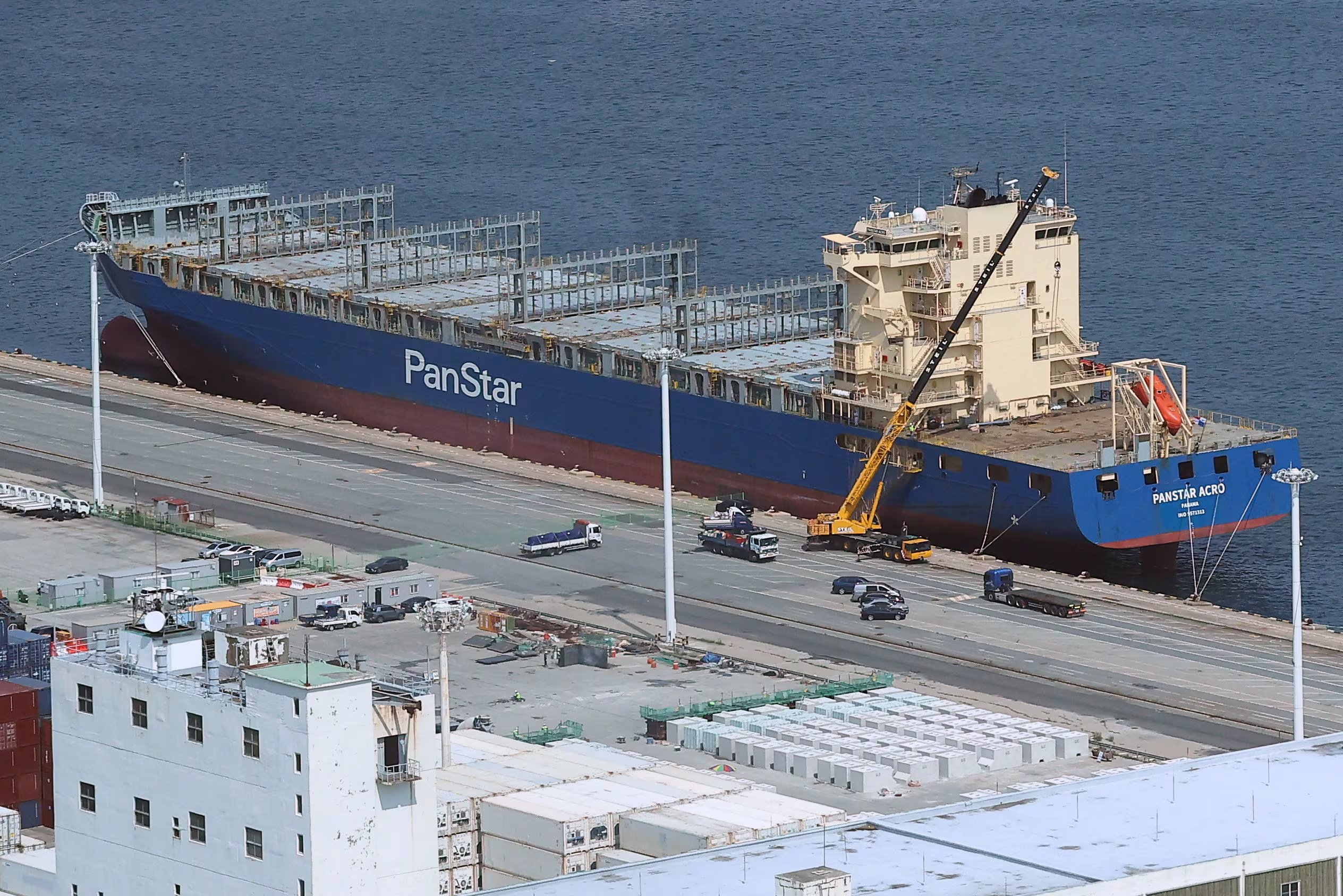 El PanStar Acro, un buque portacontenedores con destino a Europa vía el Ártico, que prueba la viabilidad comercial de una ruta abierta por el deshielo, está anclado en un puerto de Busan, Corea del Sur, el 20 de agosto de 2026. Yonhap vía REUTERS